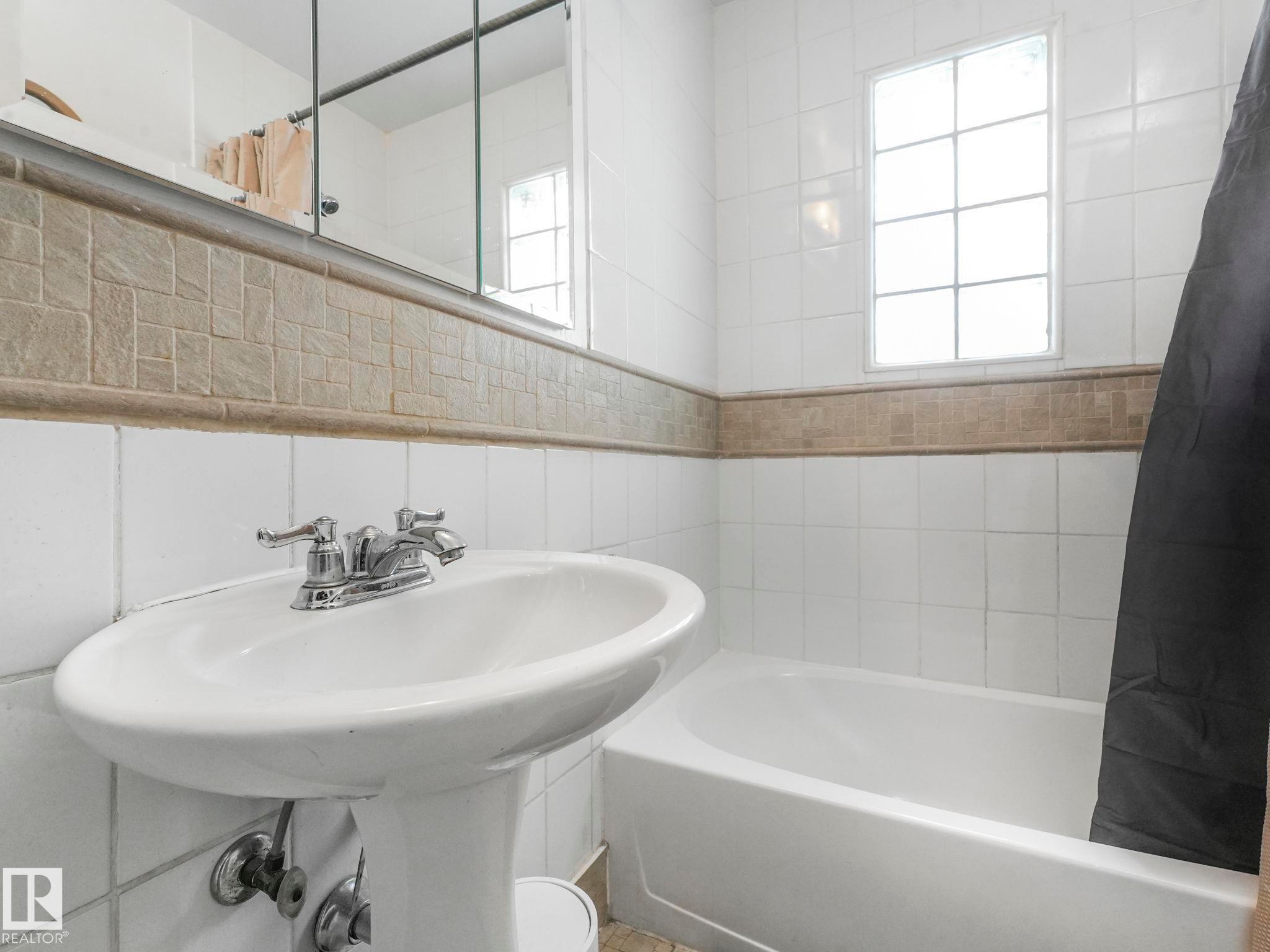 10727 66 Avenue, Edmonton, AB - Indoor Photo Showing Bathroom