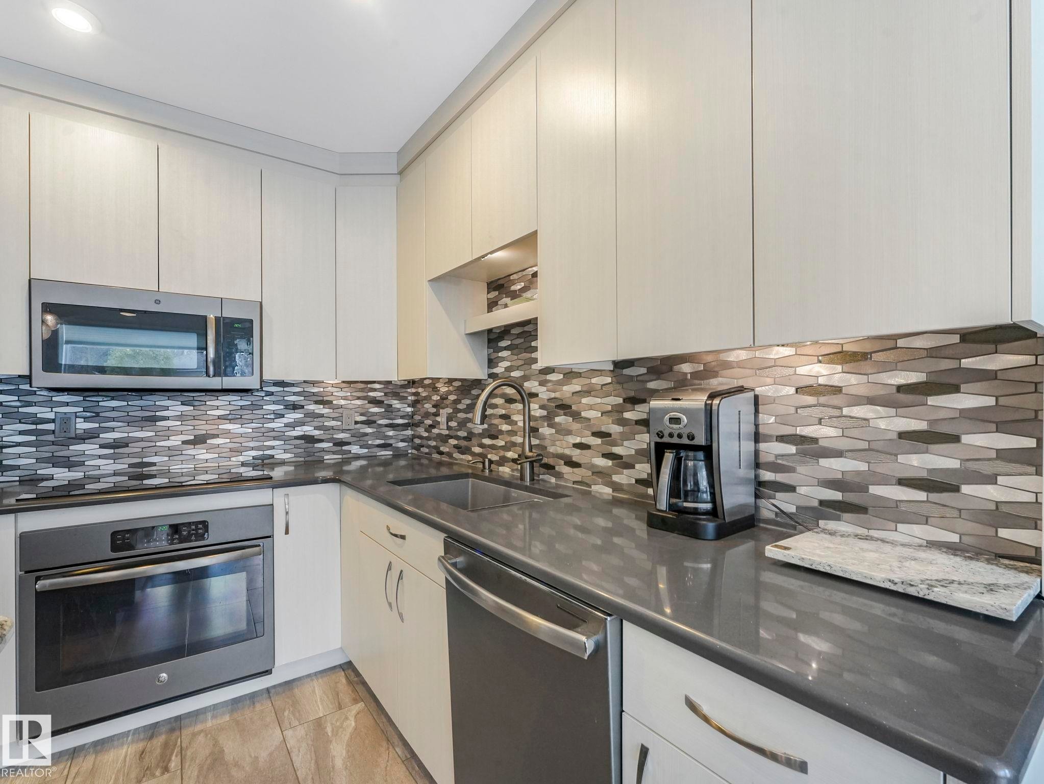 10727 66 Avenue, Edmonton, AB - Indoor Photo Showing Kitchen With Upgraded Kitchen