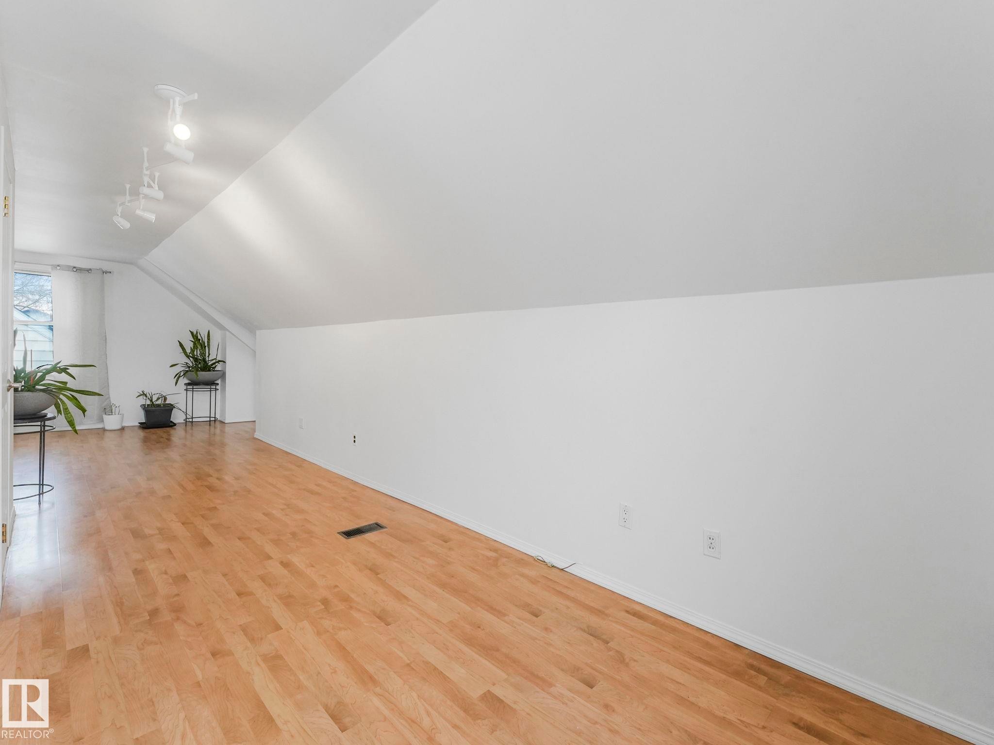 10727 66 Avenue, Edmonton, AB - Indoor Photo Showing Other Room