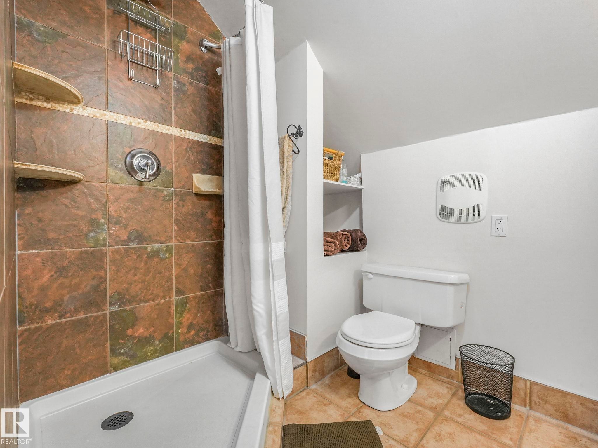 10727 66 Avenue, Edmonton, AB - Indoor Photo Showing Bathroom
