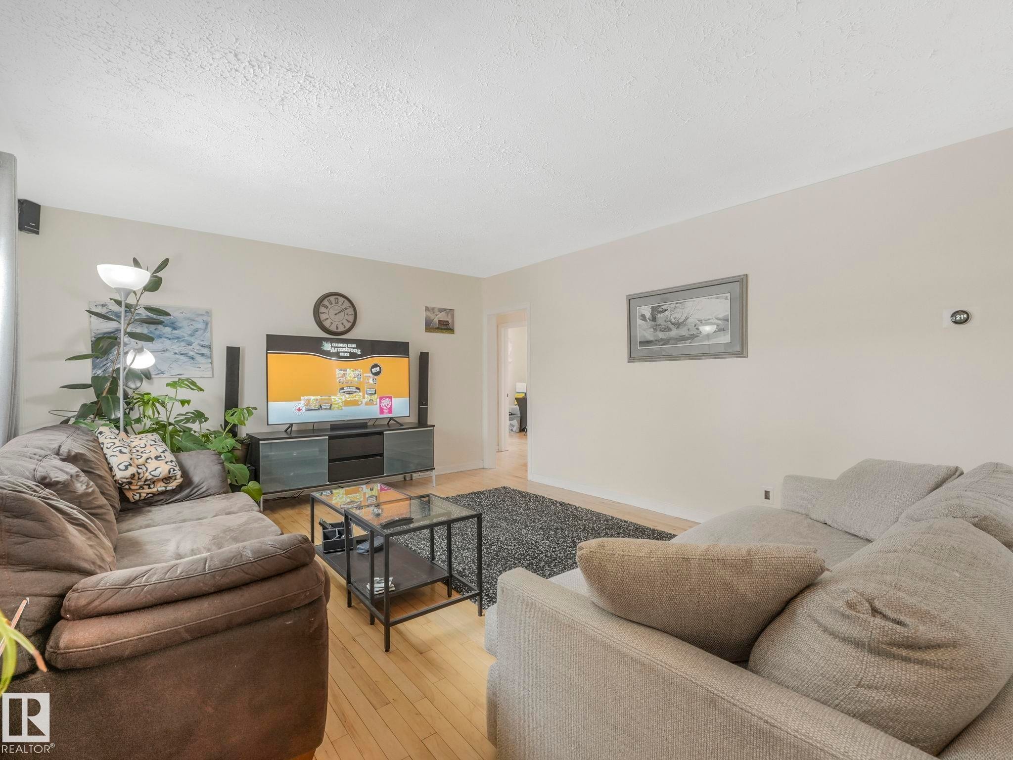 10727 66 Avenue, Edmonton, AB - Indoor Photo Showing Living Room