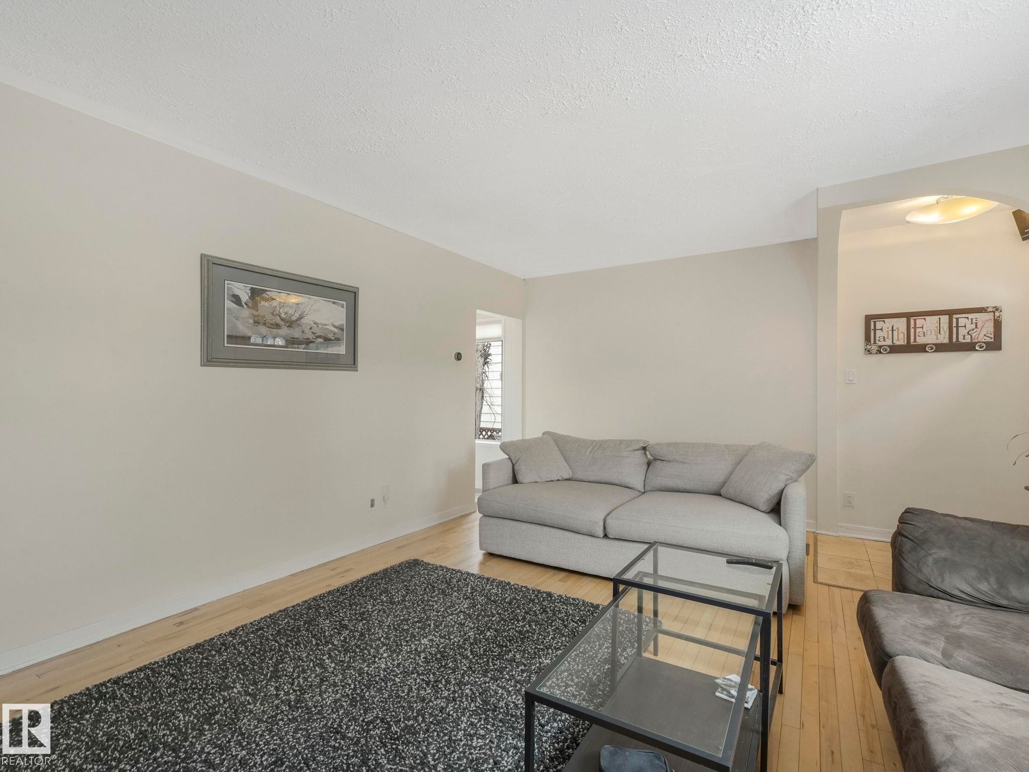 10727 66 Avenue, Edmonton, AB - Indoor Photo Showing Living Room