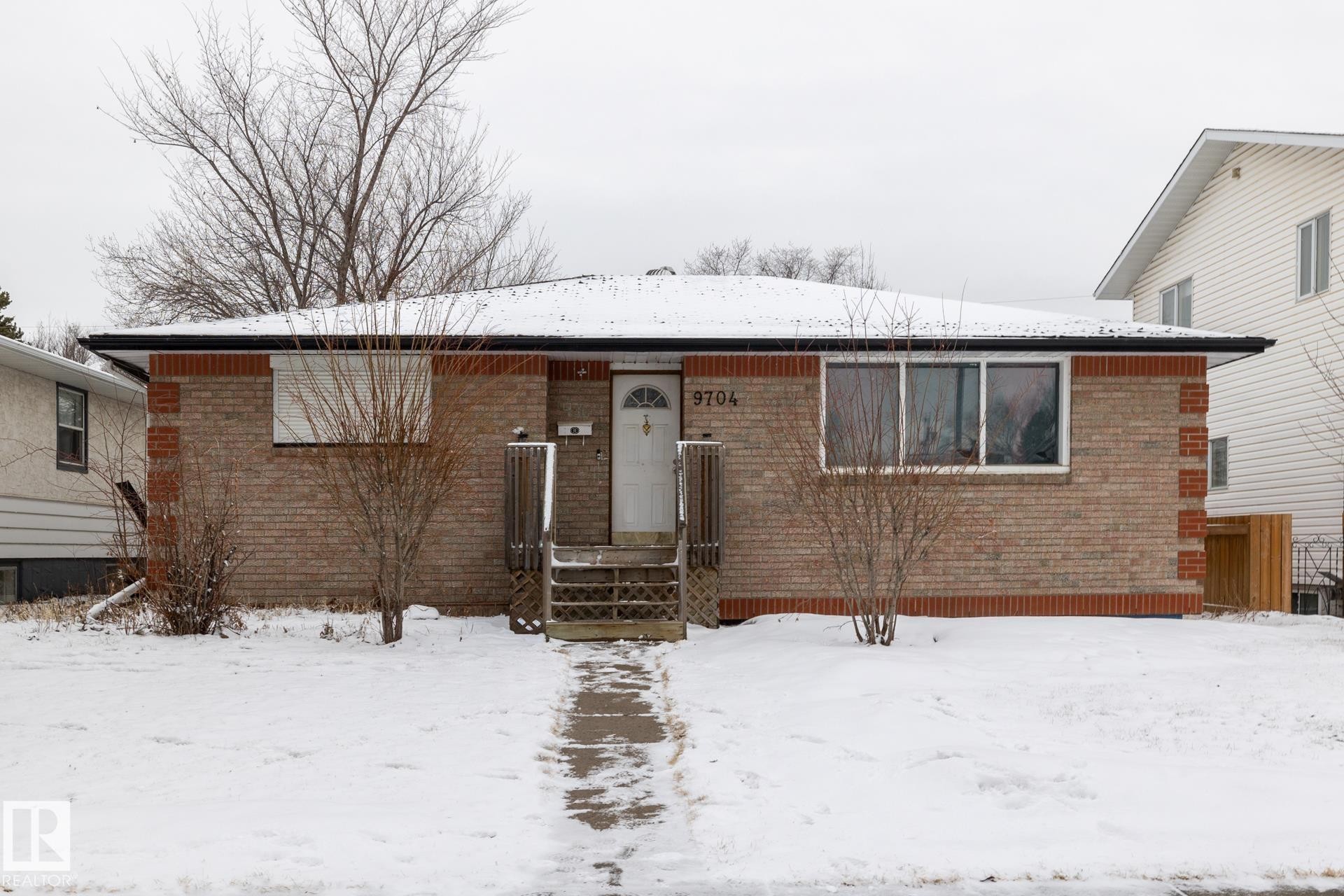 9704 76 Street, Edmonton, AB - Outdoor