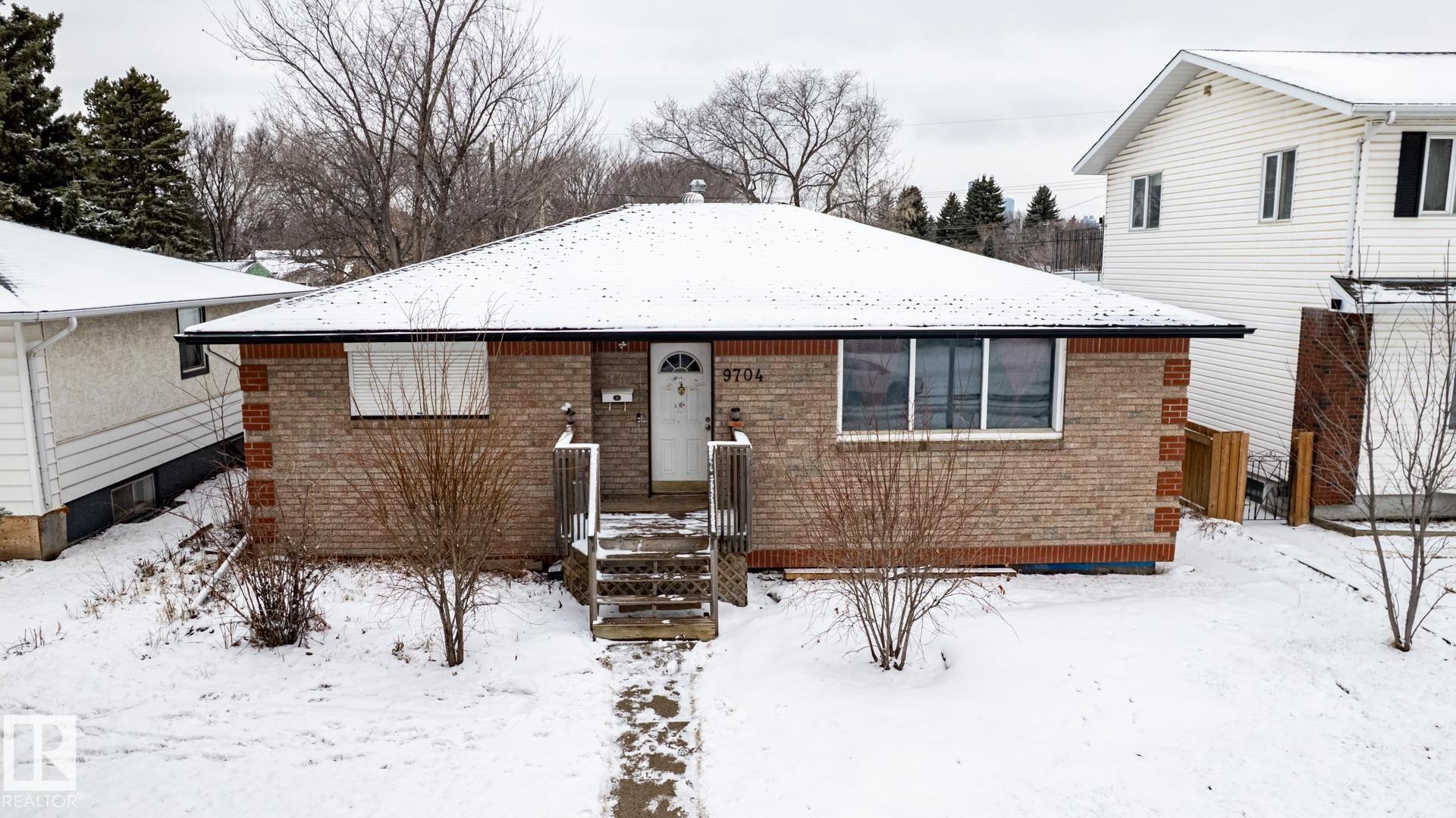 9704 76 Street, Edmonton, AB - Outdoor