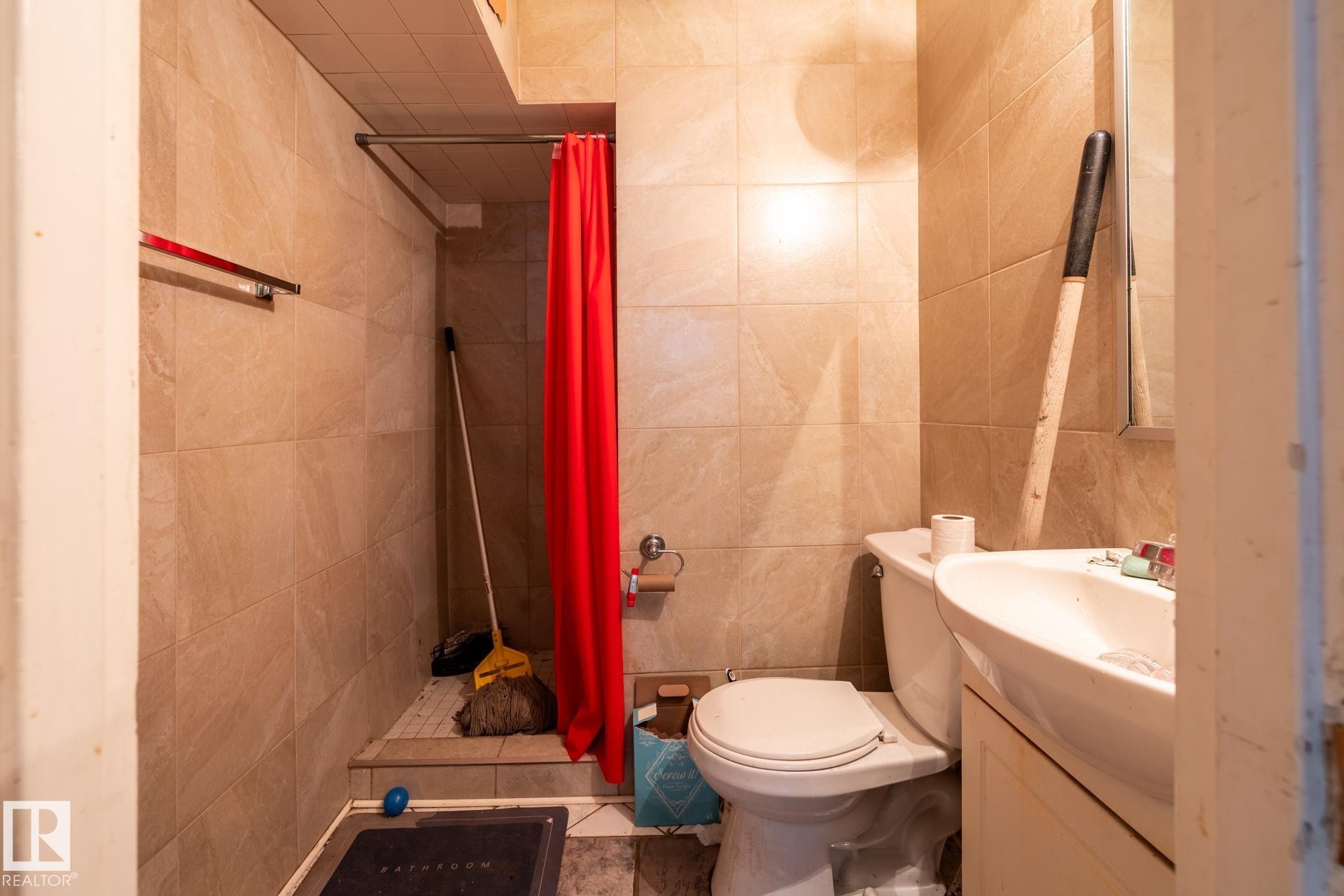 9704 76 Street, Edmonton, AB - Indoor Photo Showing Bathroom