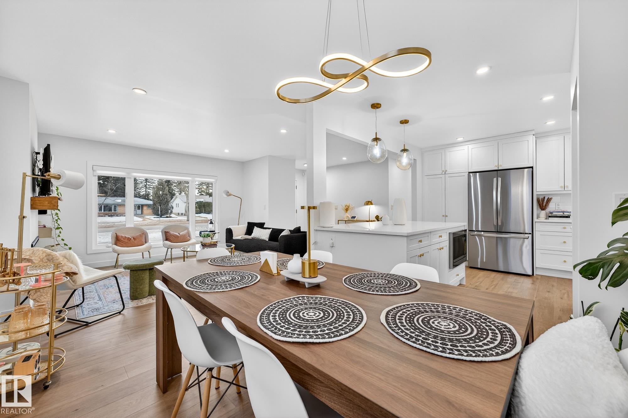 Dining area featuring light wood-style flooring and a chandelier - 8604 142 Street, Edmonton, AB - Indoor
