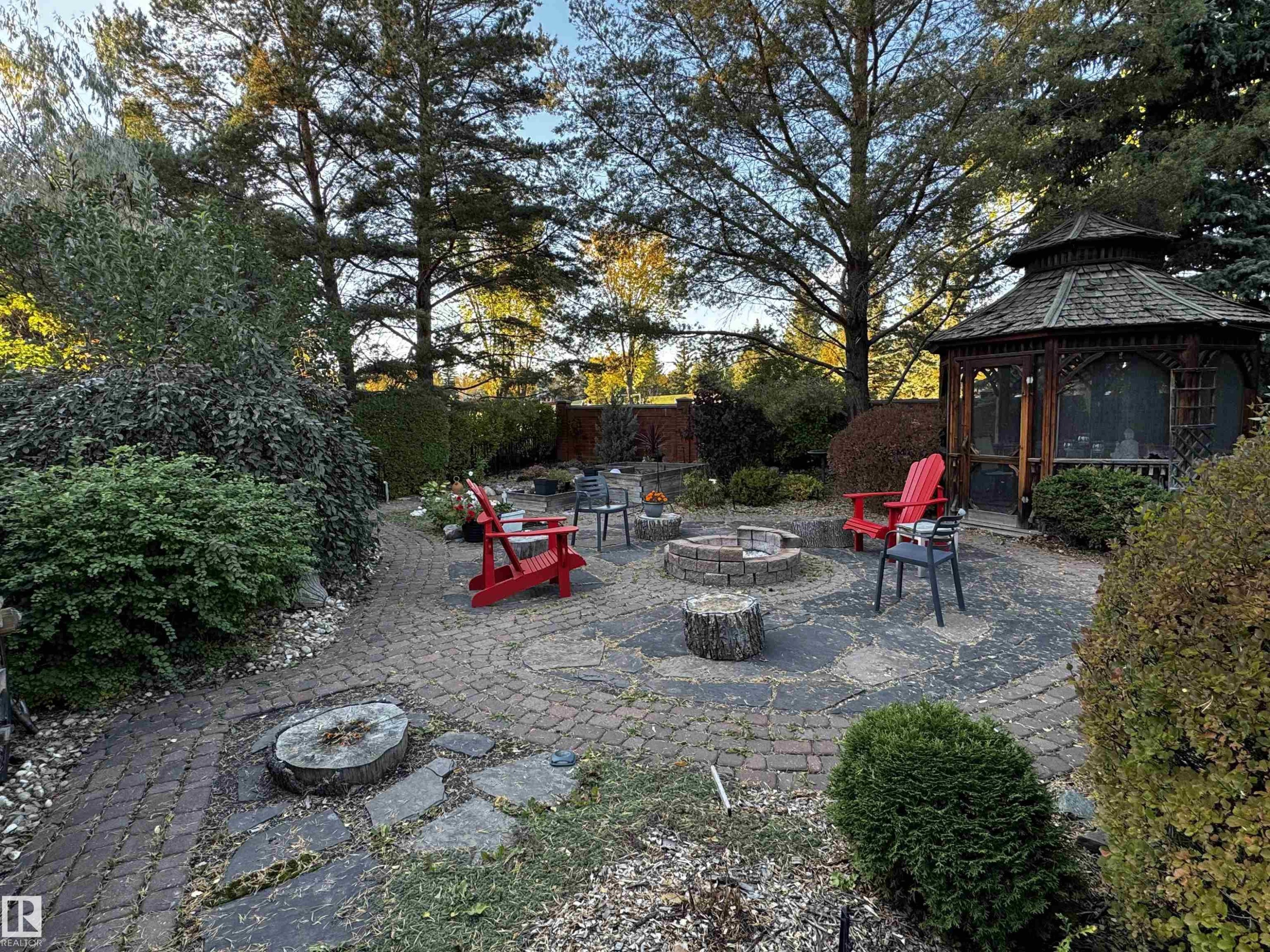 110 Weaver Drive, Edmonton, AB - Outdoor With Backyard