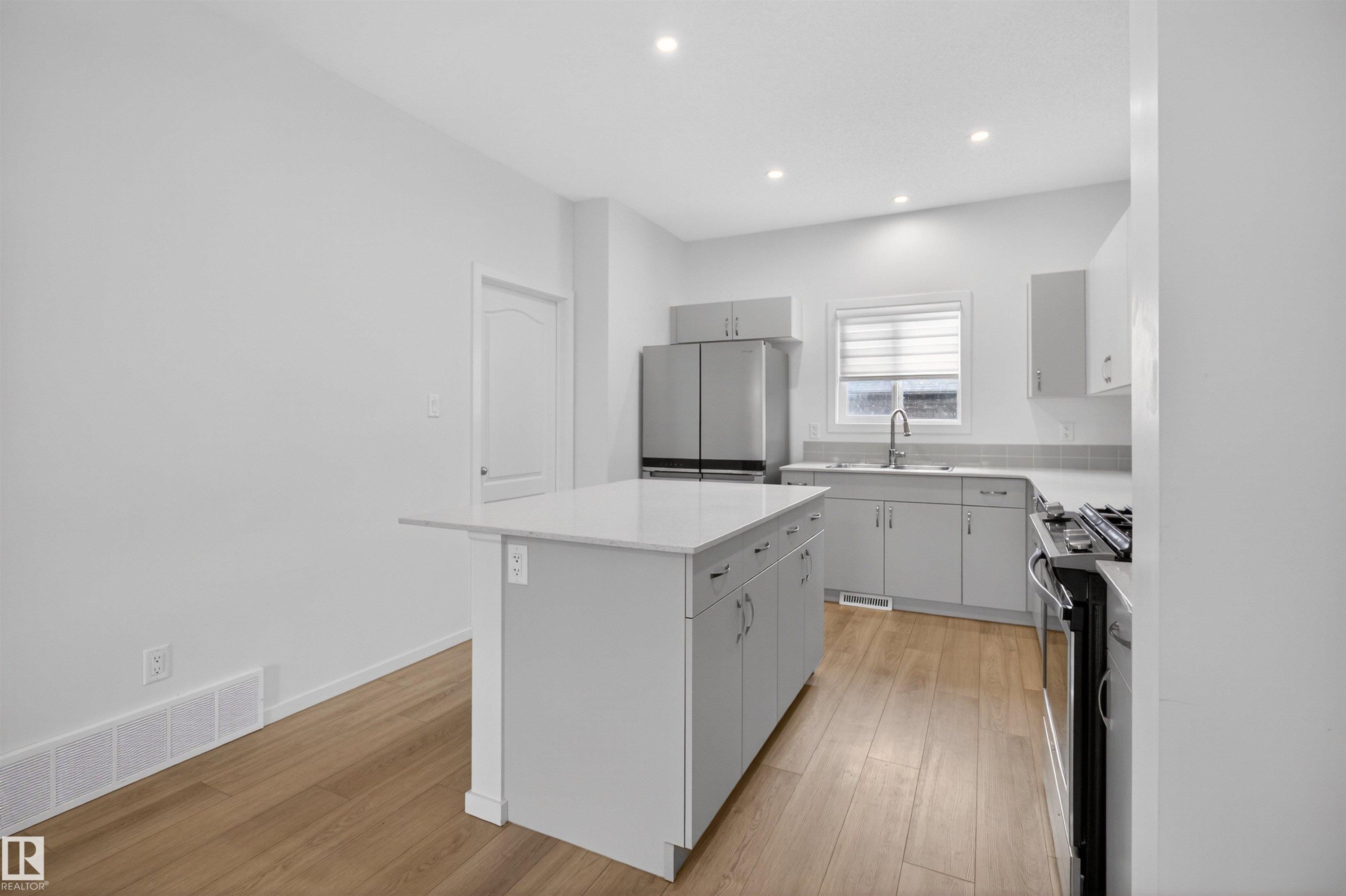 1265 Rosenthal Boulevard, Edmonton, AB - Indoor Photo Showing Kitchen