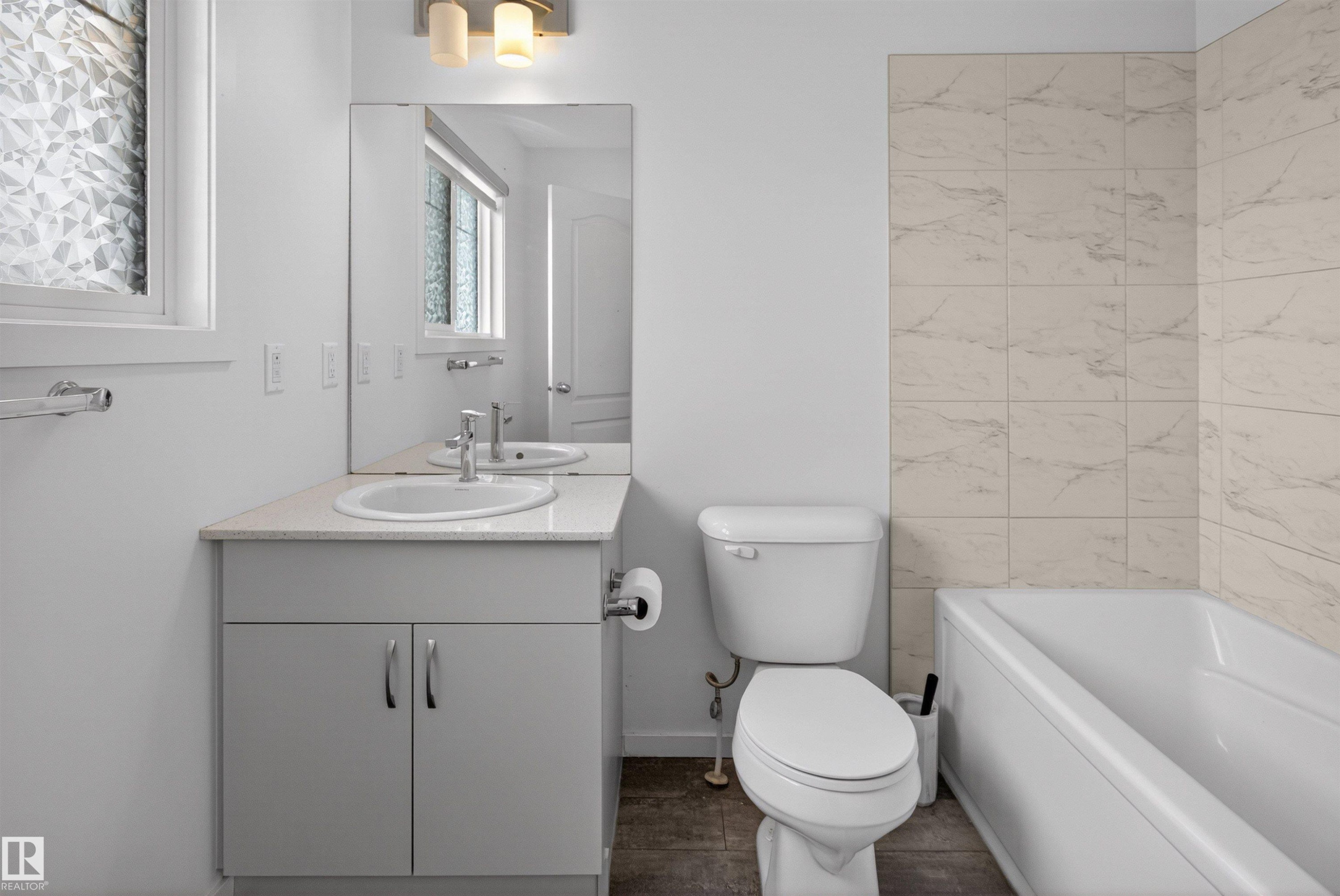 1265 Rosenthal Boulevard, Edmonton, AB - Indoor Photo Showing Bathroom