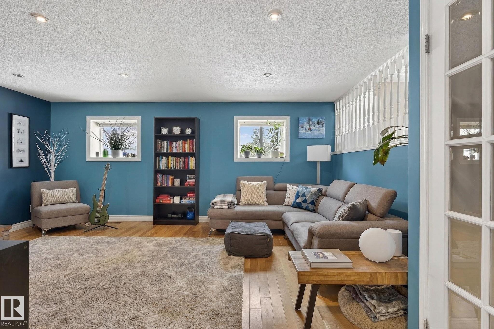 4 Dorset Place, St. Albert, AB - Indoor Photo Showing Living Room