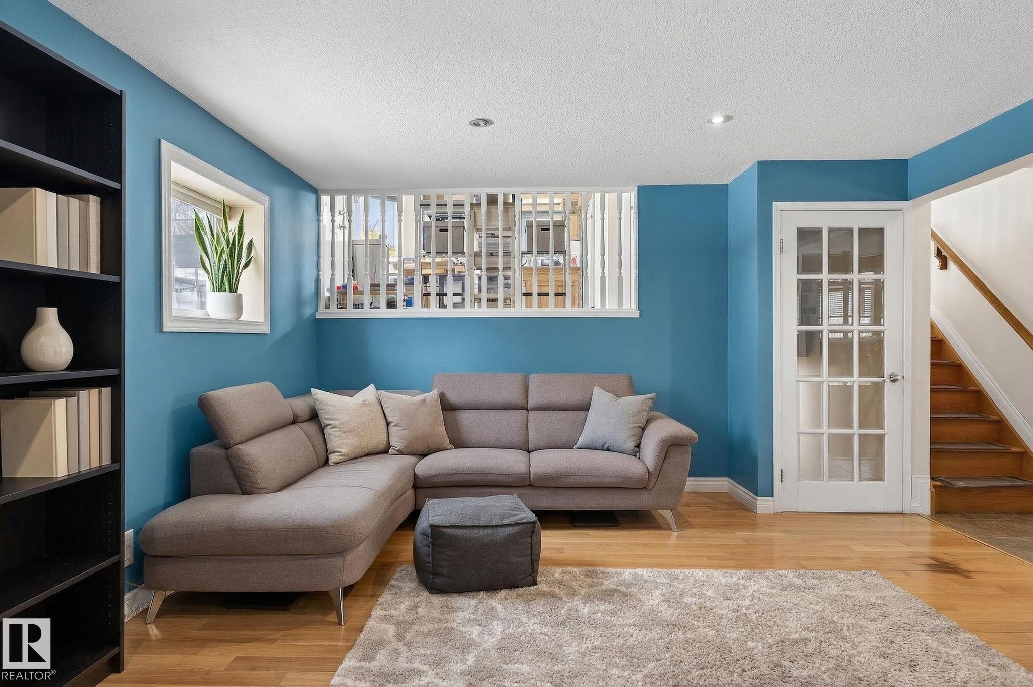 4 Dorset Place, St. Albert, AB - Indoor Photo Showing Living Room