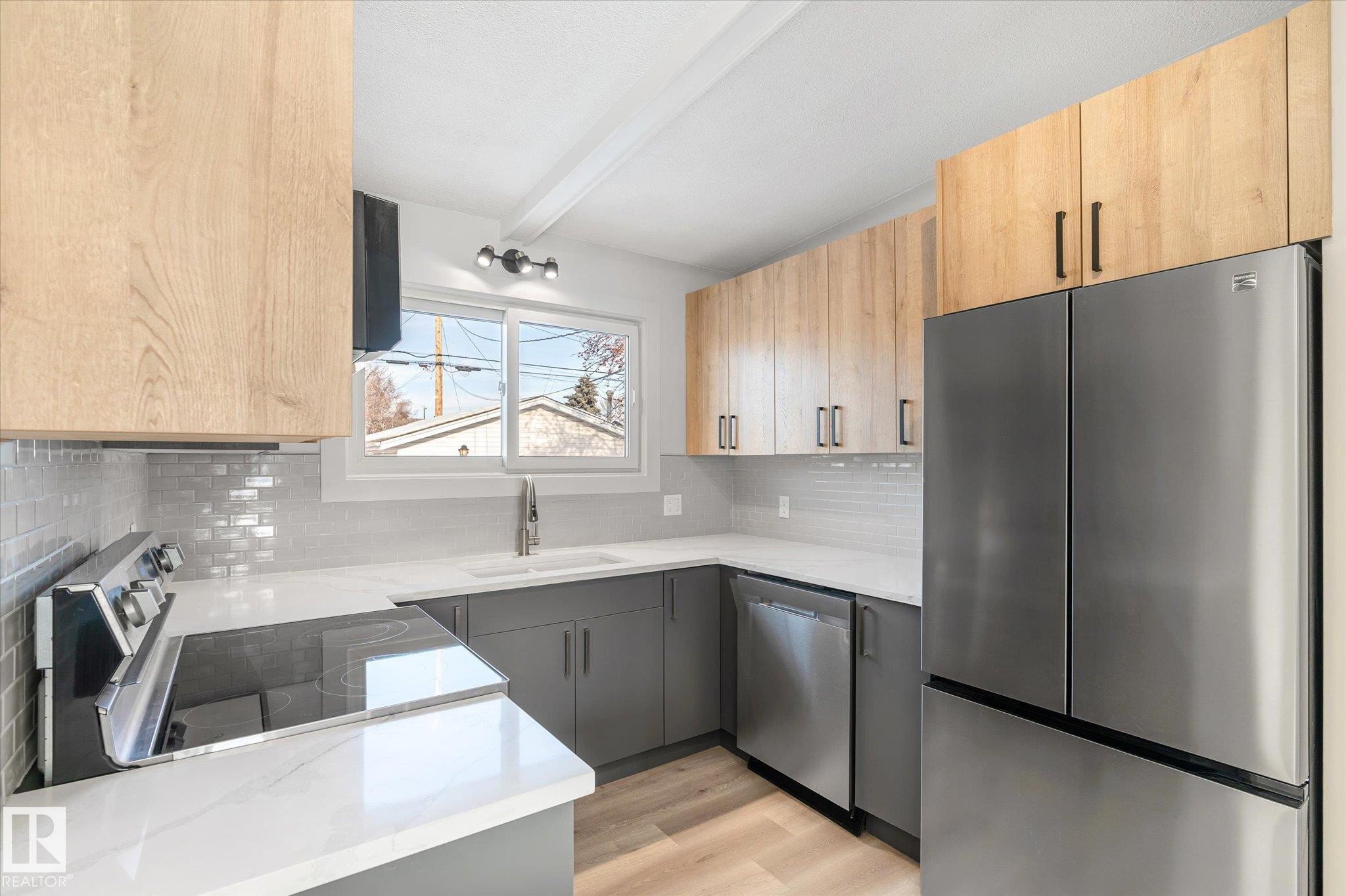 5504 94A Avenue, Edmonton, AB - Indoor Photo Showing Kitchen