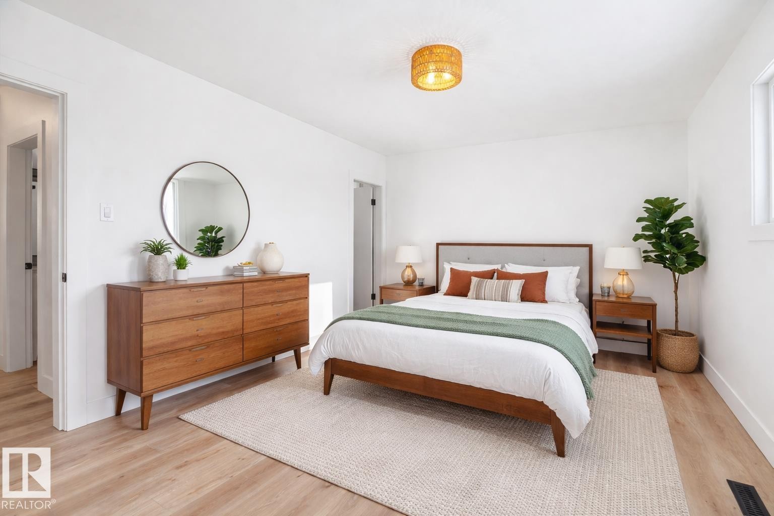 5504 94A Avenue, Edmonton, AB - Indoor Photo Showing Bedroom