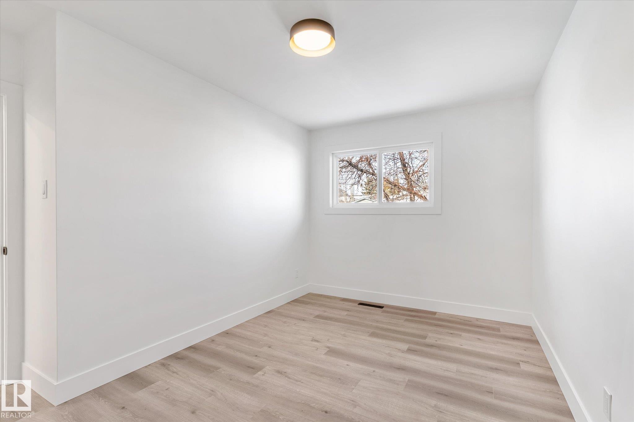 5504 94A Avenue, Edmonton, AB - Indoor Photo Showing Other Room