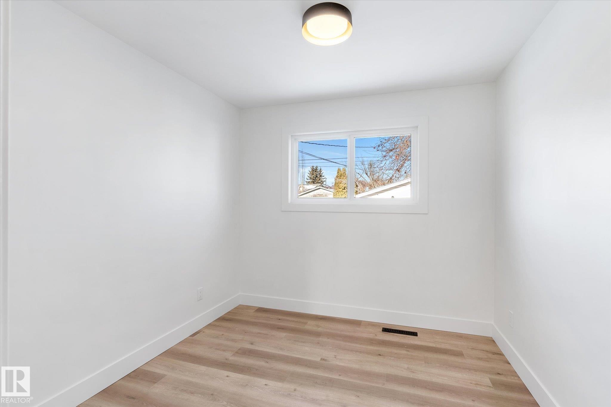 5504 94A Avenue, Edmonton, AB - Indoor Photo Showing Other Room