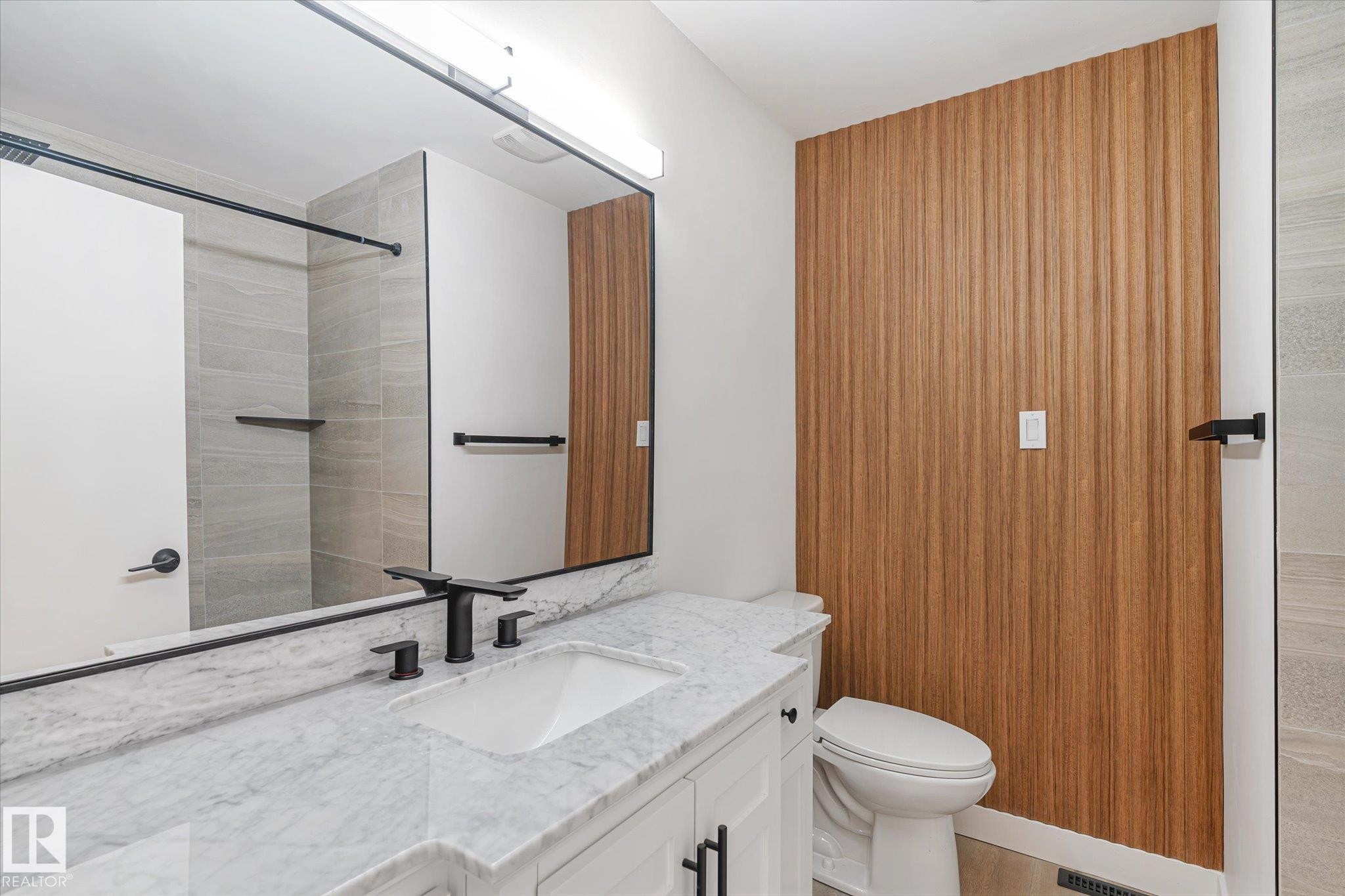 5504 94A Avenue, Edmonton, AB - Indoor Photo Showing Bathroom