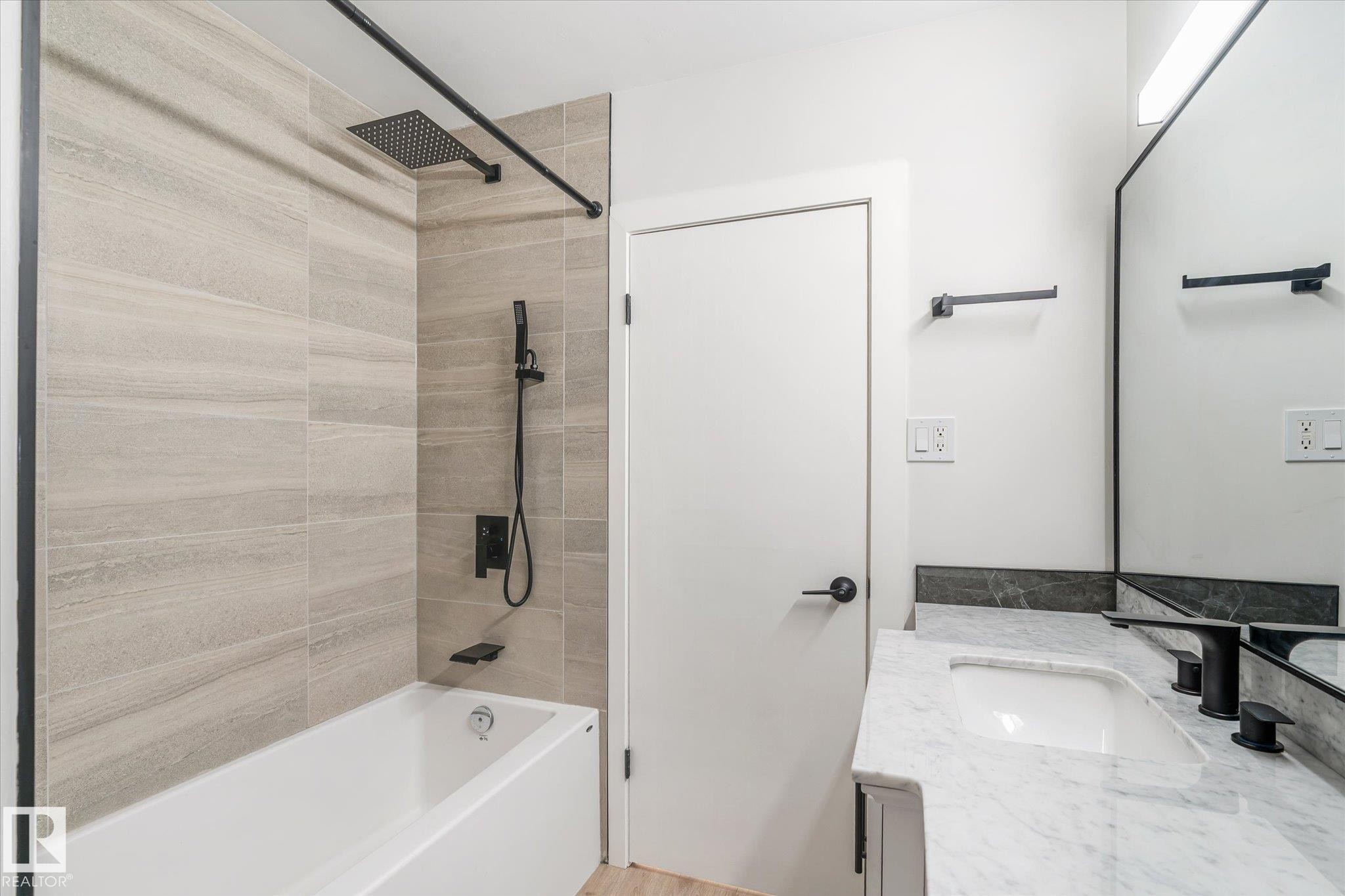 5504 94A Avenue, Edmonton, AB - Indoor Photo Showing Bathroom