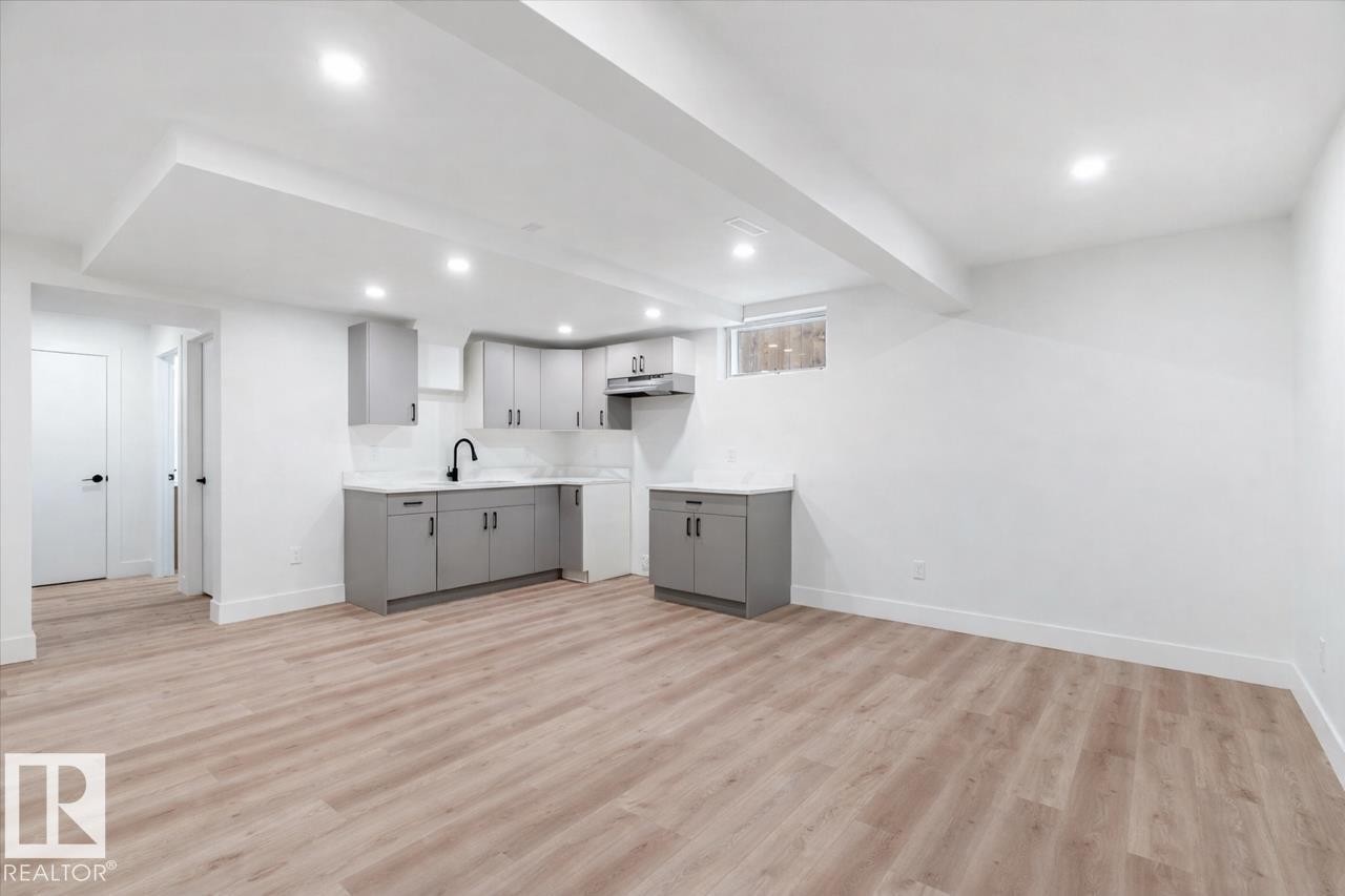 5504 94A Avenue, Edmonton, AB - Indoor Photo Showing Kitchen