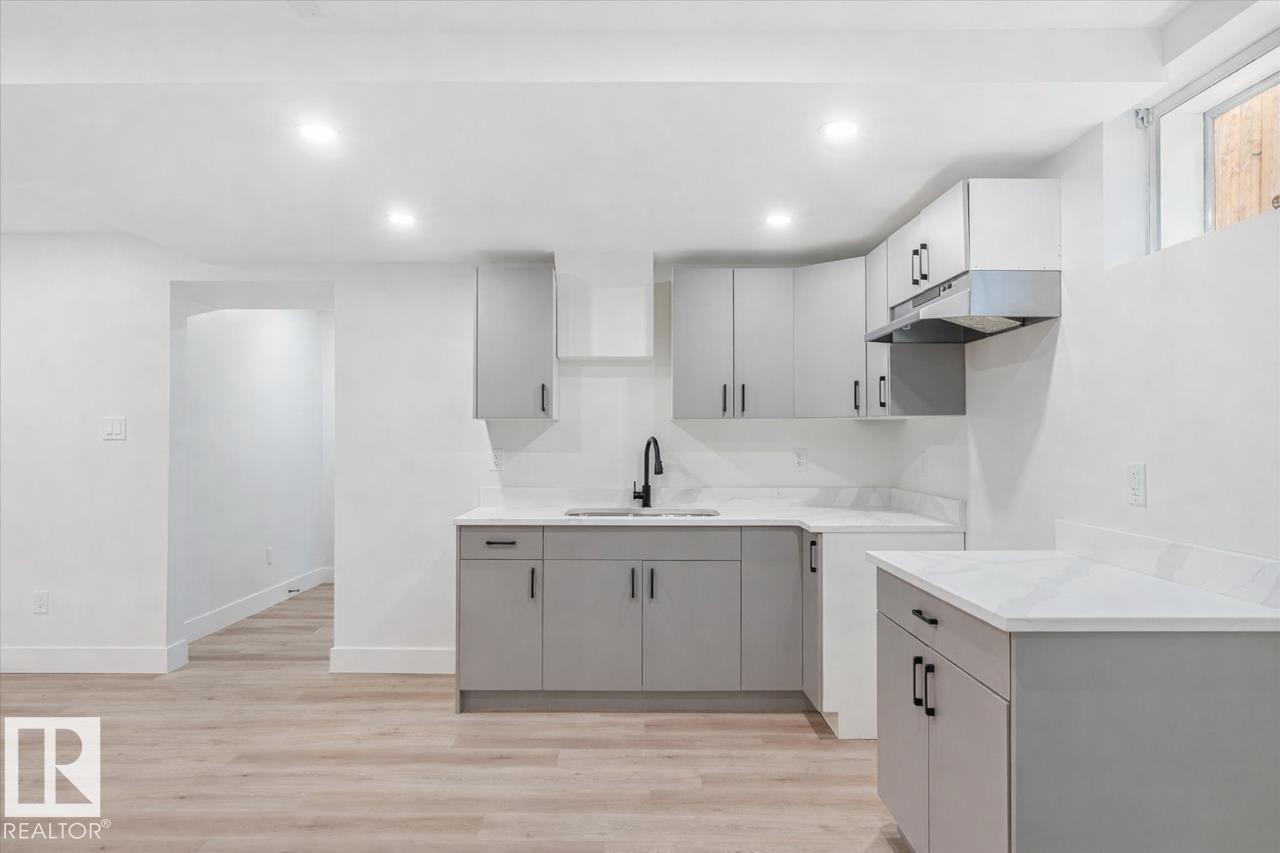 5504 94A Avenue, Edmonton, AB - Indoor Photo Showing Kitchen