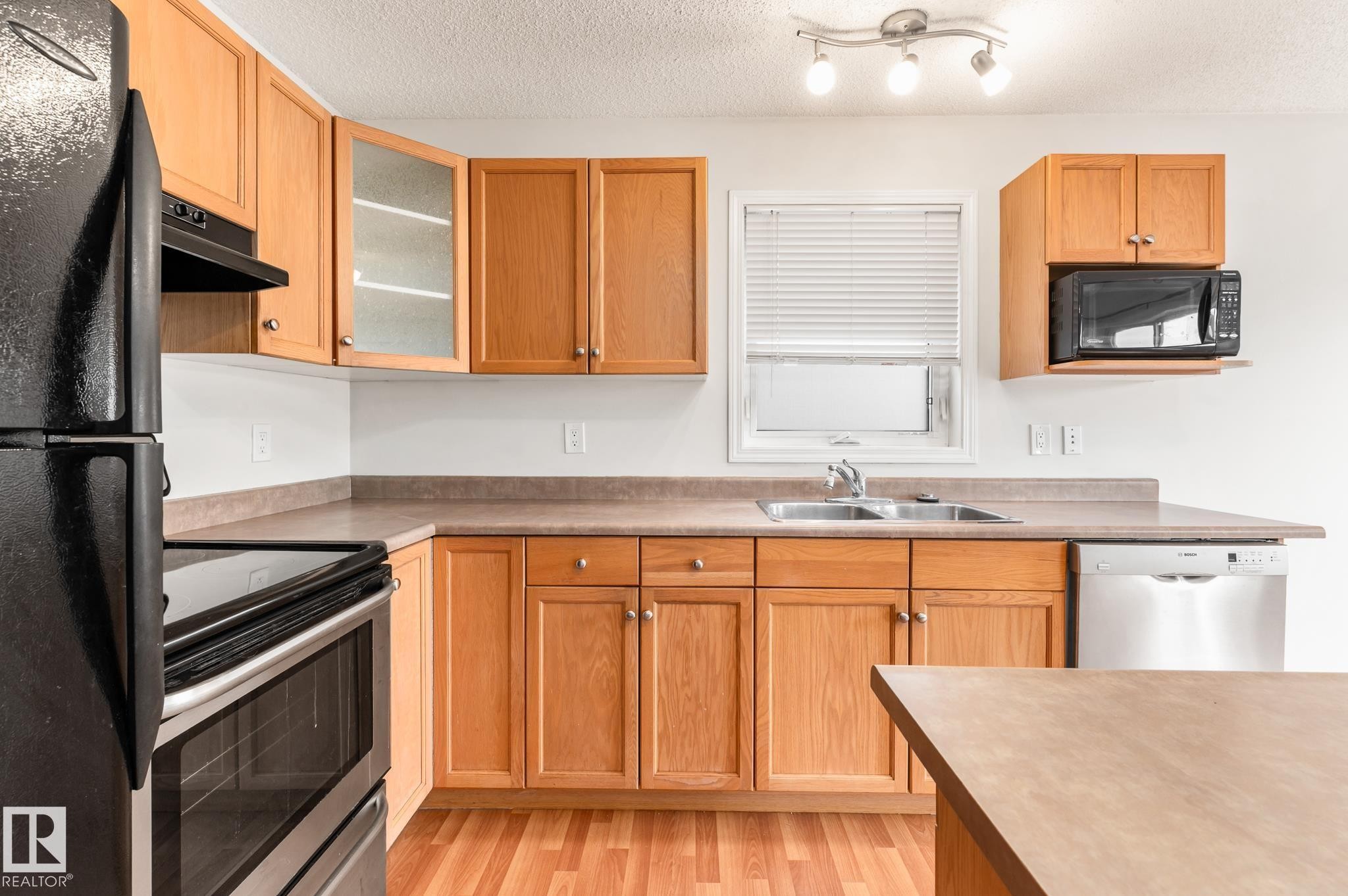 41 2021 Grantham Court, Edmonton, AB - Indoor Photo Showing Kitchen With Double Sink