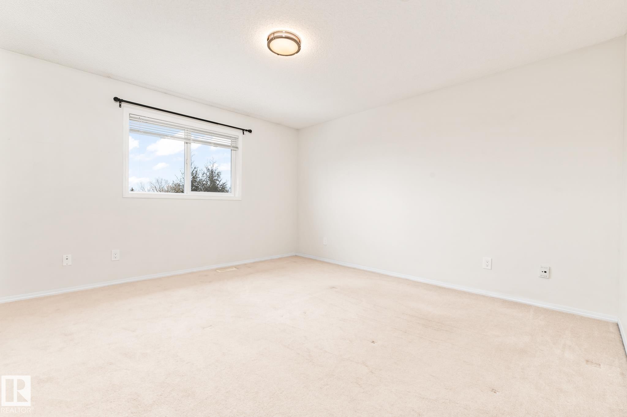 41 2021 Grantham Court, Edmonton, AB - Indoor Photo Showing Other Room