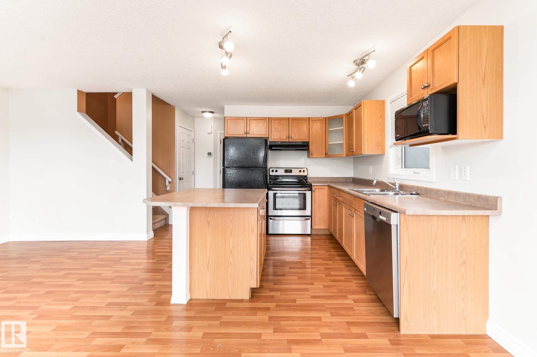 41 2021 Grantham Court, Edmonton, AB - Indoor Photo Showing Kitchen With Double Sink