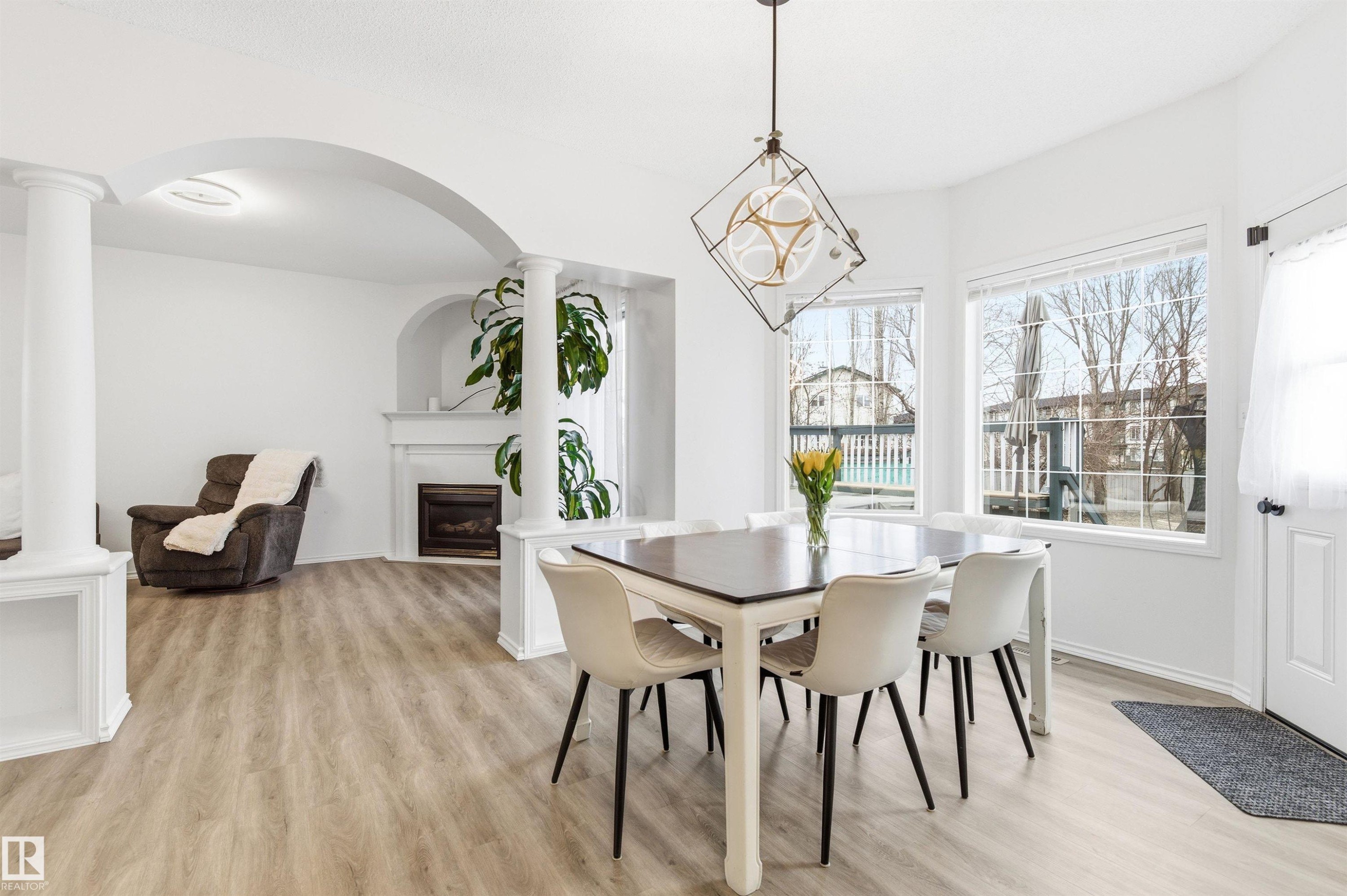 582 Glenwright Crescent, Edmonton, AB - Indoor Photo Showing Dining Room With Fireplace