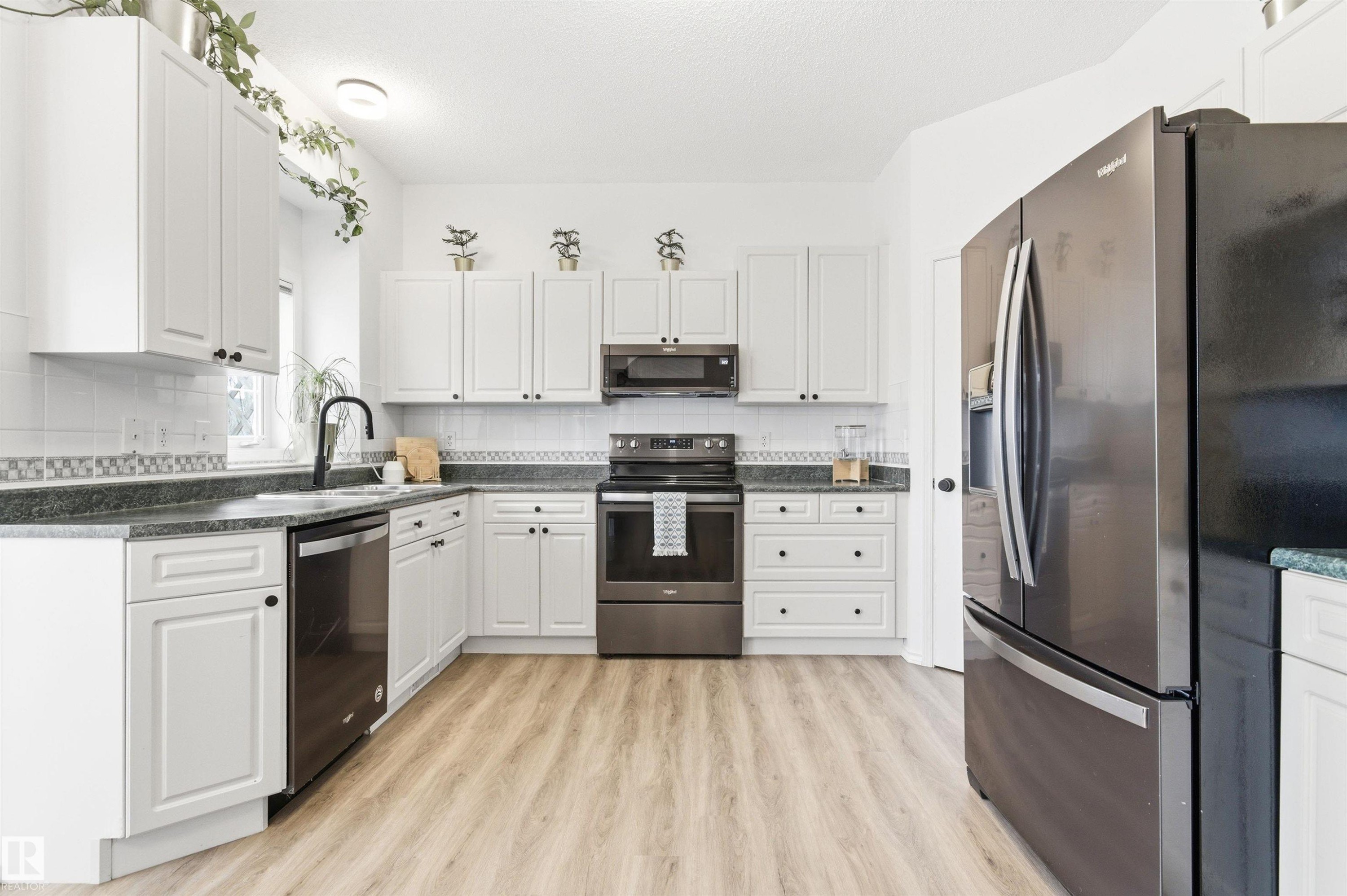 582 Glenwright Crescent, Edmonton, AB - Indoor Photo Showing Kitchen With Upgraded Kitchen