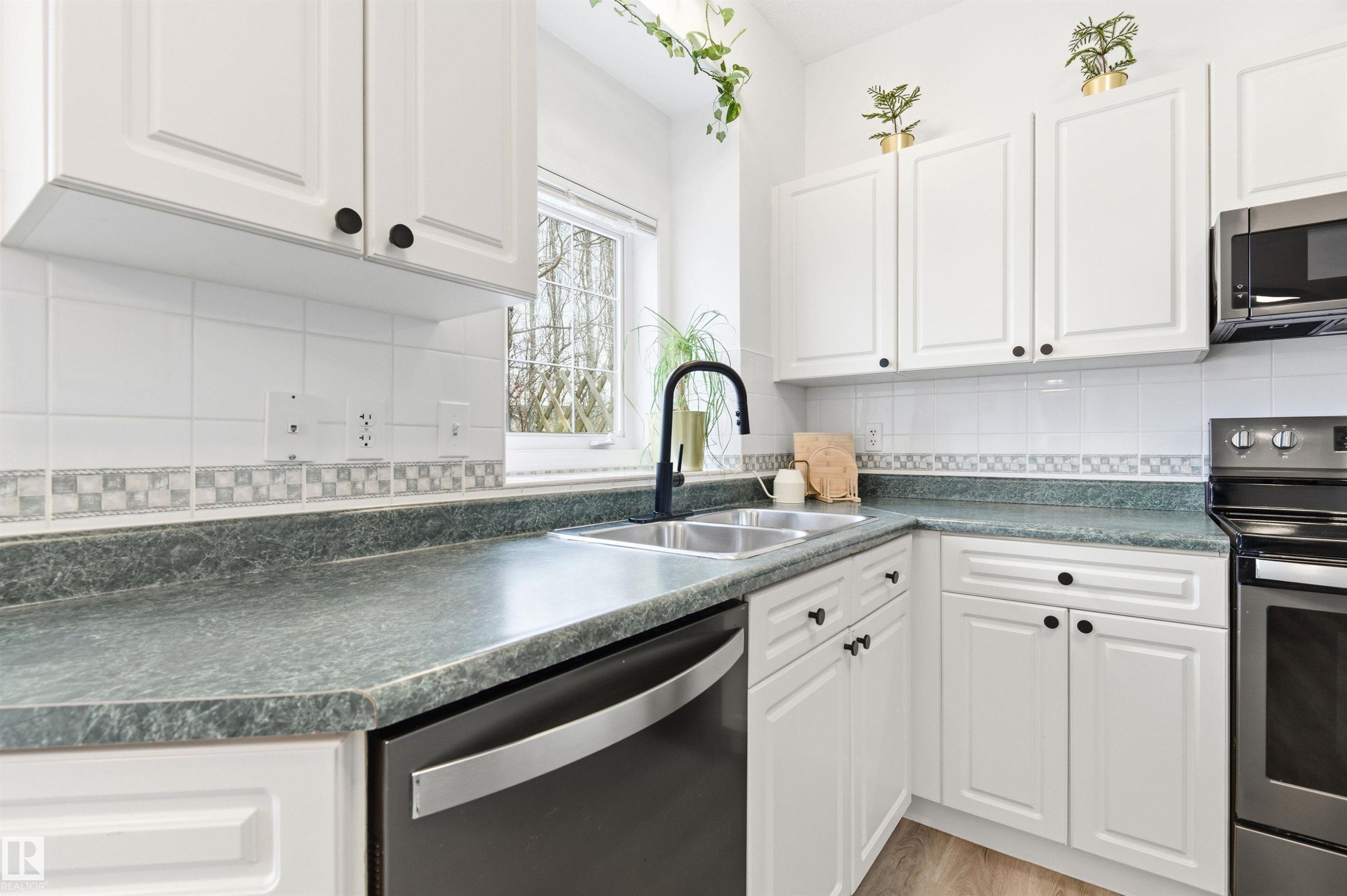 582 Glenwright Crescent, Edmonton, AB - Indoor Photo Showing Kitchen With Double Sink