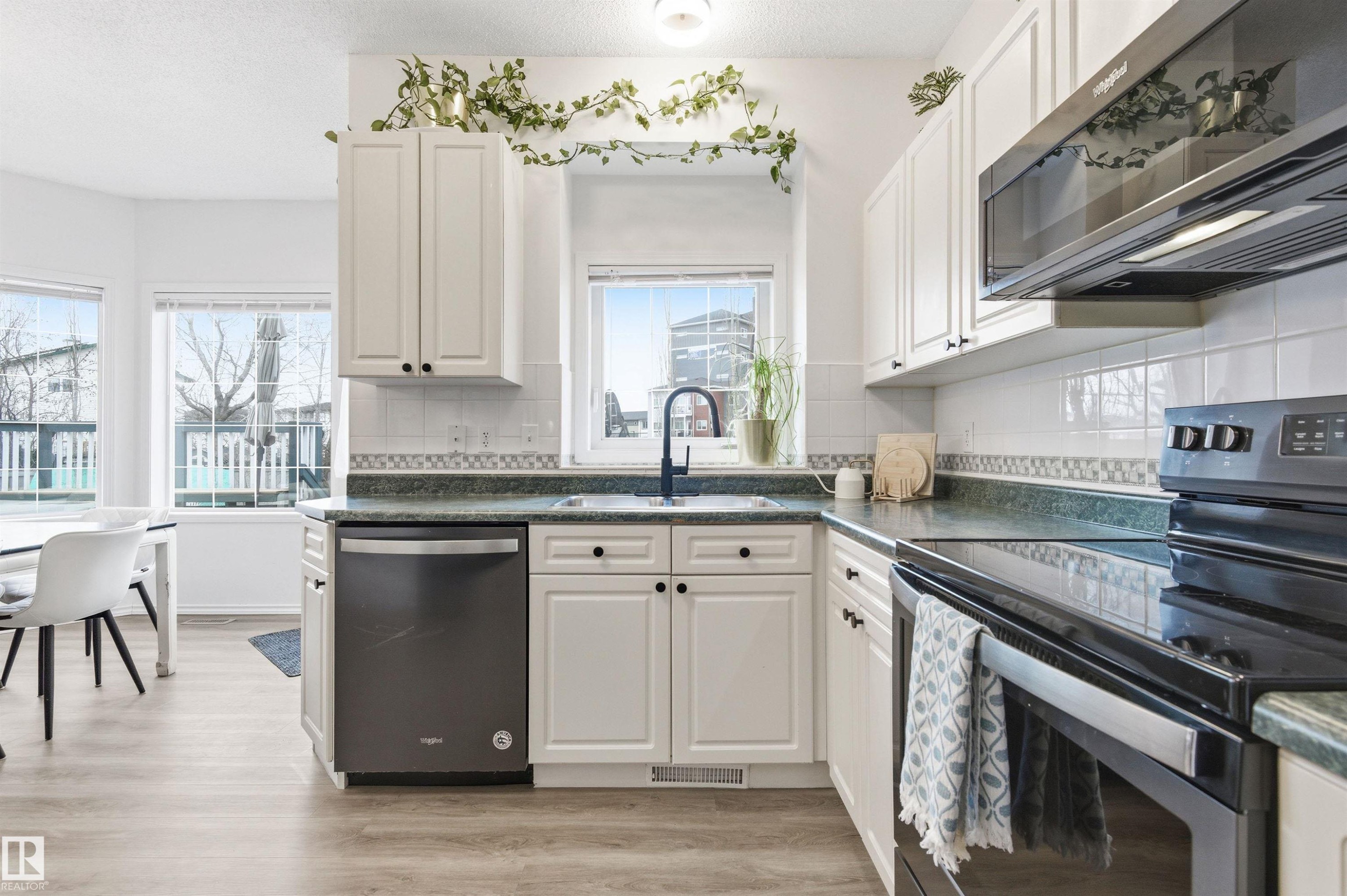 582 Glenwright Crescent, Edmonton, AB - Indoor Photo Showing Kitchen