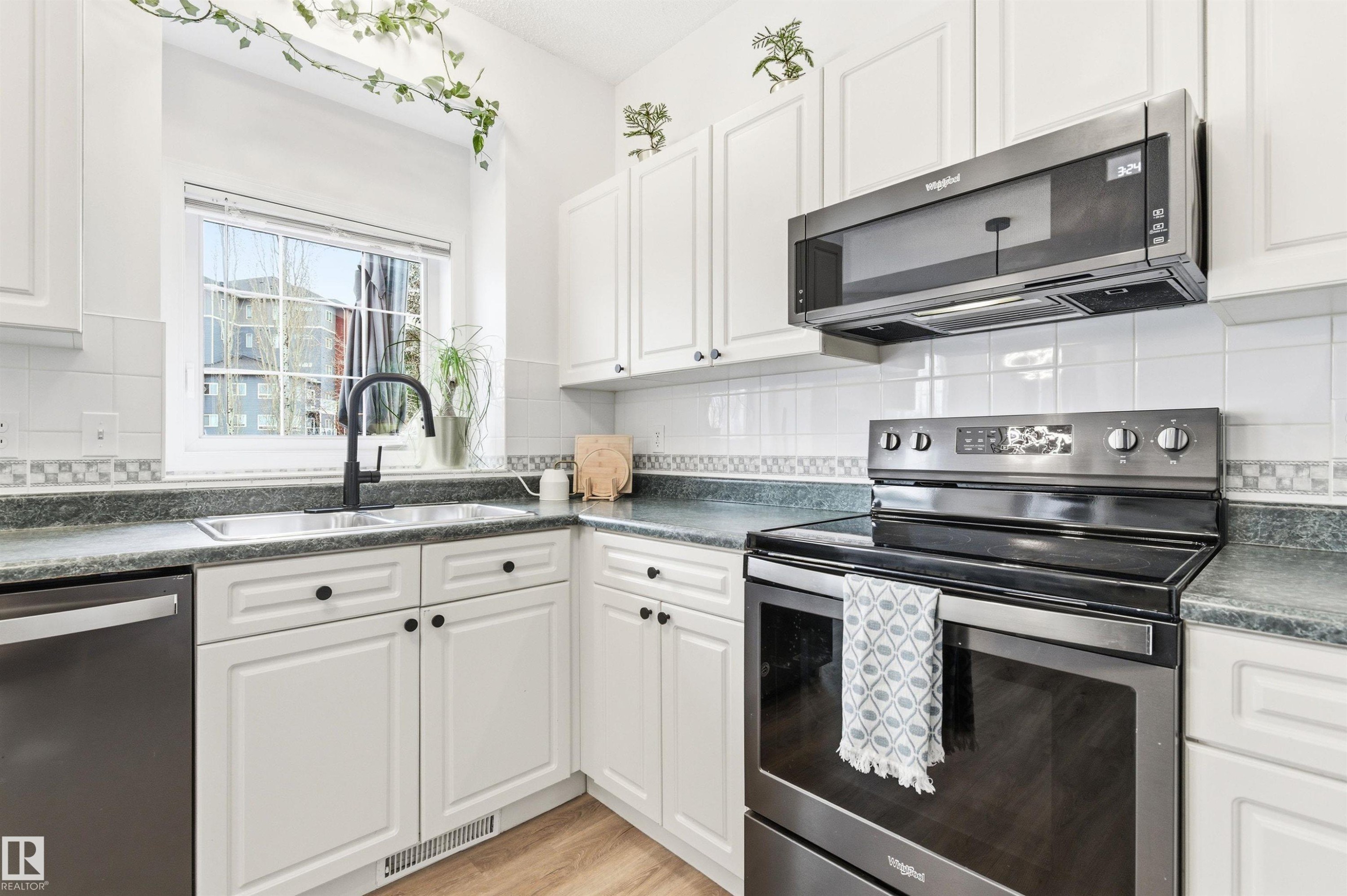 582 Glenwright Crescent, Edmonton, AB - Indoor Photo Showing Kitchen With Upgraded Kitchen