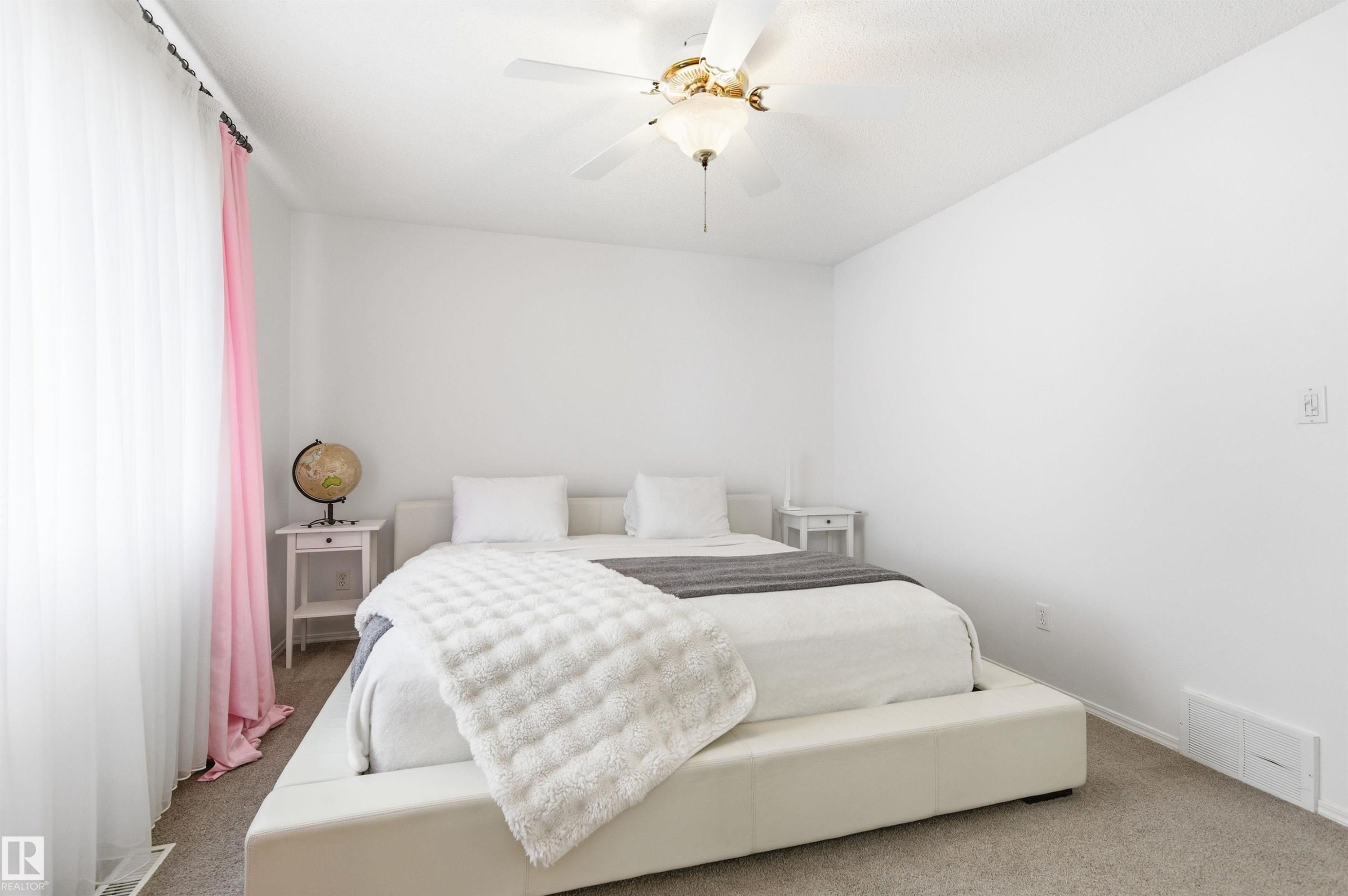 582 Glenwright Crescent, Edmonton, AB - Indoor Photo Showing Bedroom