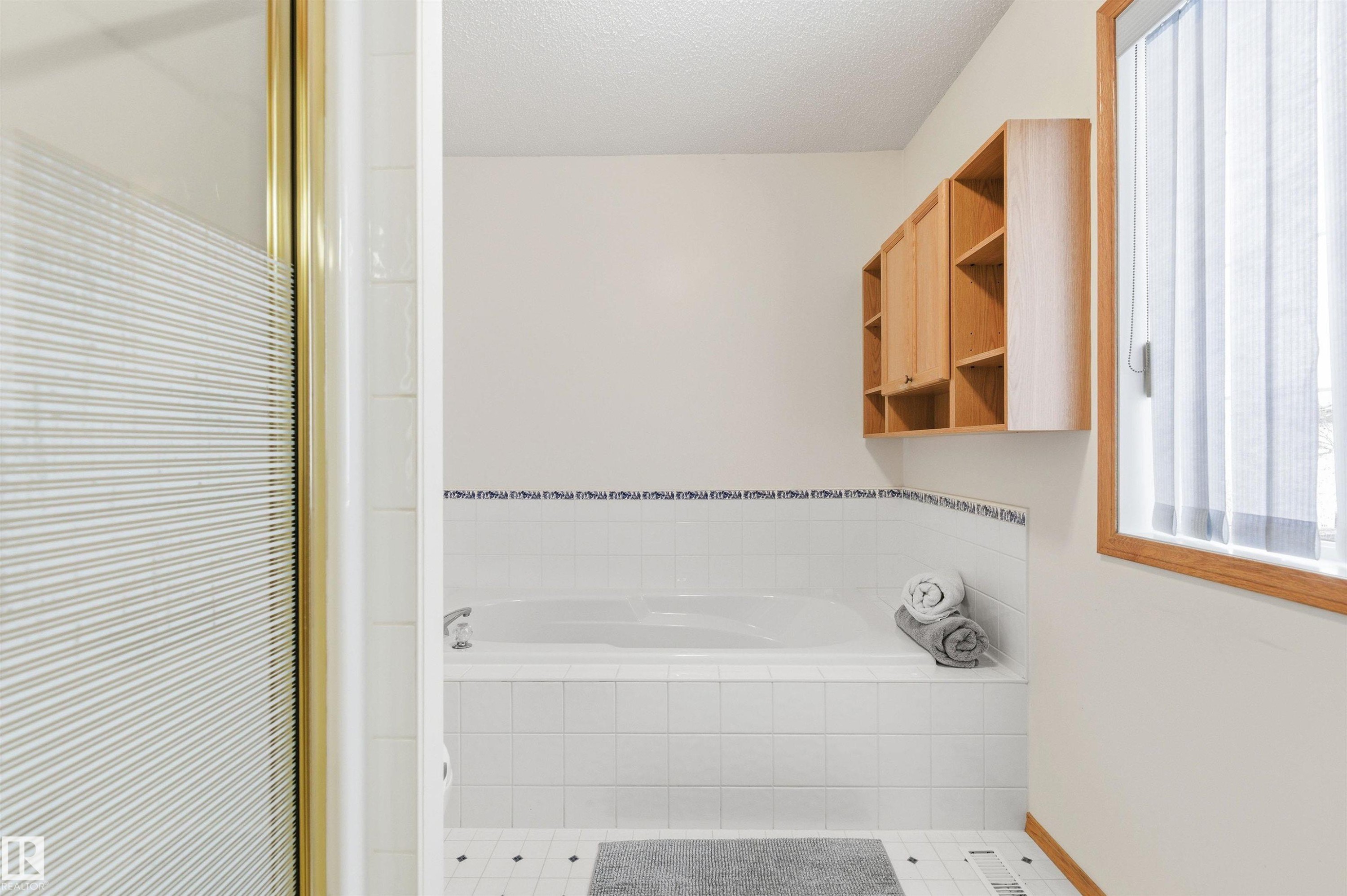 582 Glenwright Crescent, Edmonton, AB - Indoor Photo Showing Bathroom