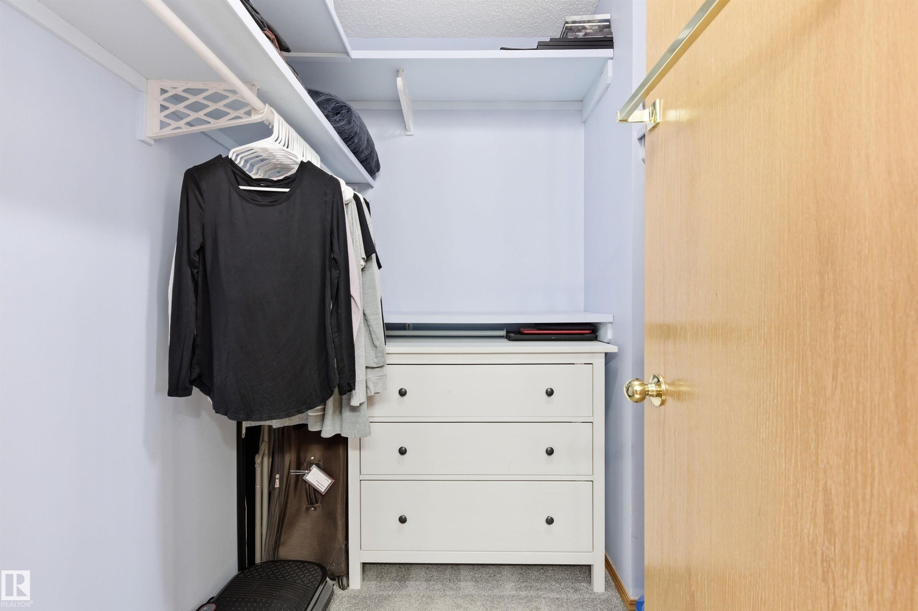 582 Glenwright Crescent, Edmonton, AB - Indoor With Storage