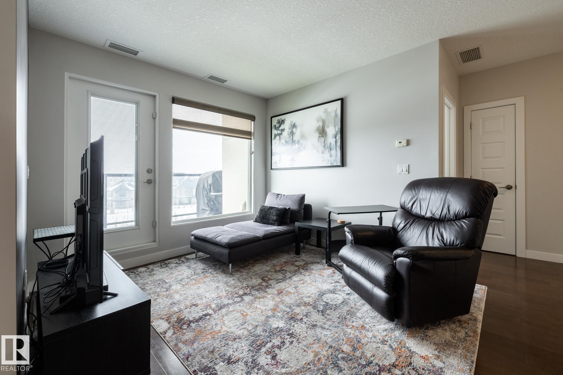 325 5151 Windermere Boulevard, Edmonton, AB - Indoor Photo Showing Living Room