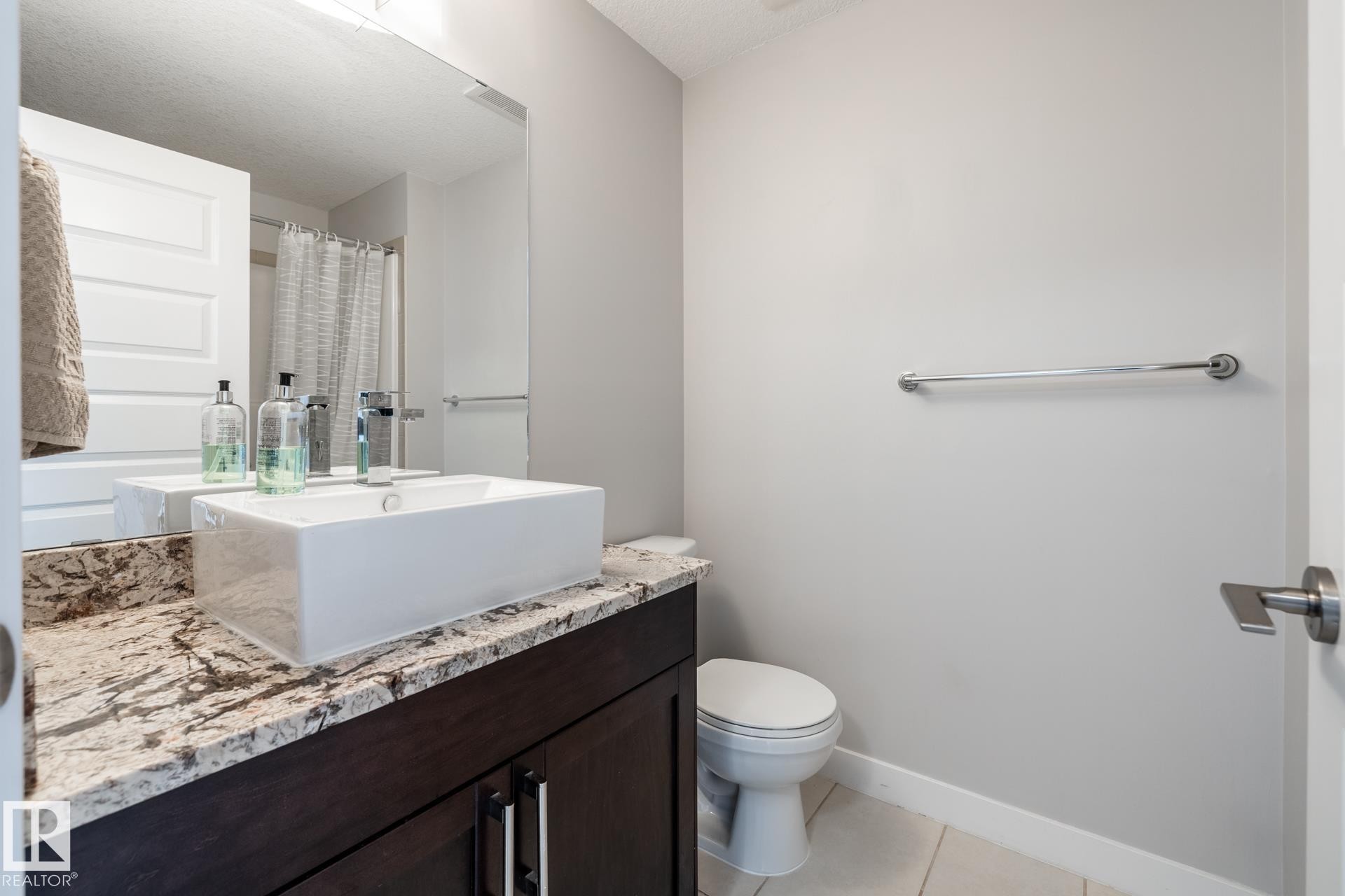 325 5151 Windermere Boulevard, Edmonton, AB - Indoor Photo Showing Bathroom
