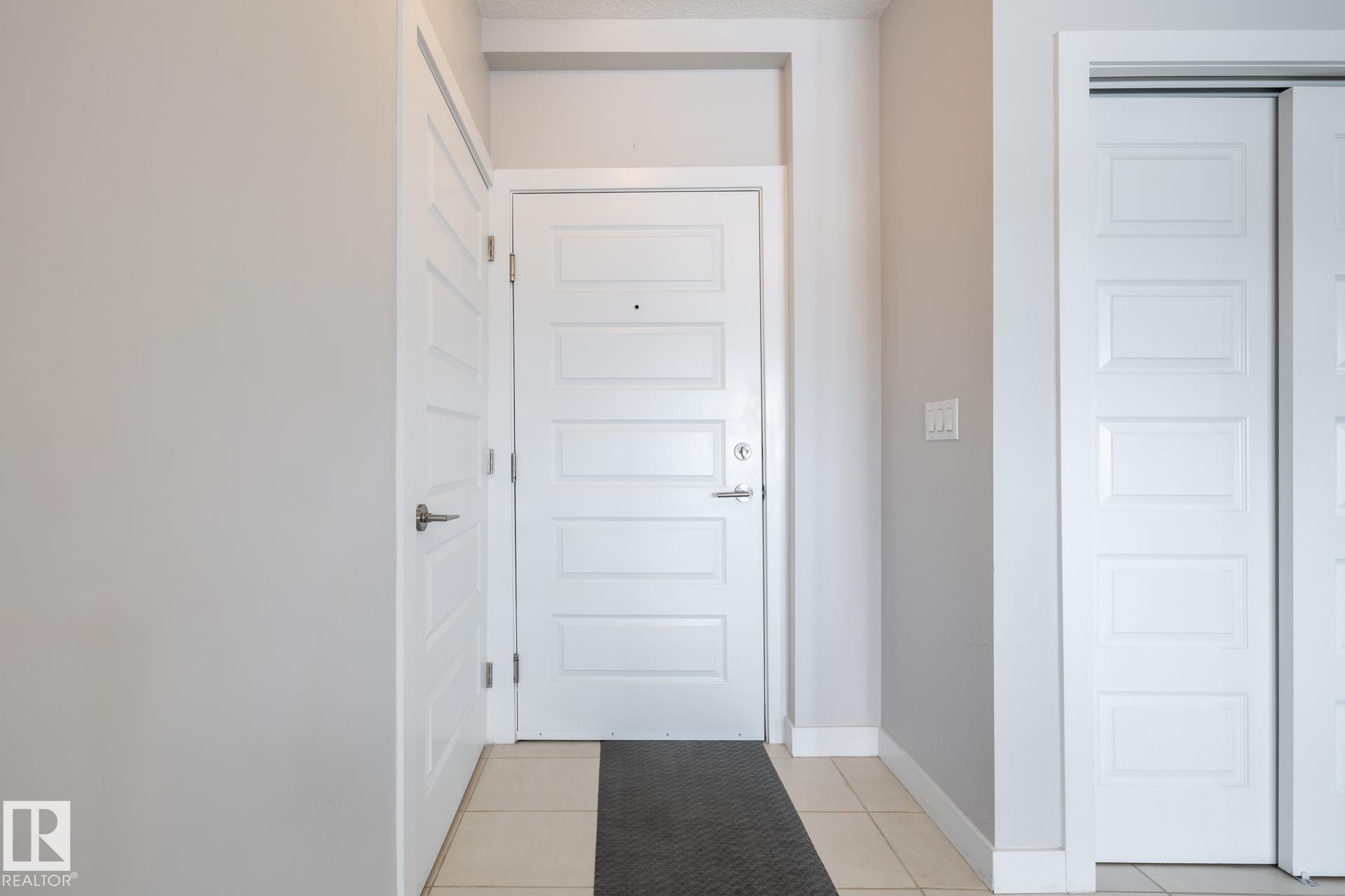 325 5151 Windermere Boulevard, Edmonton, AB - Indoor Photo Showing Other Room