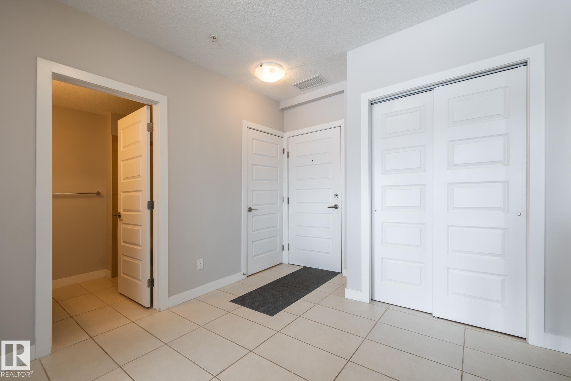 325 5151 Windermere Boulevard, Edmonton, AB - Indoor Photo Showing Other Room