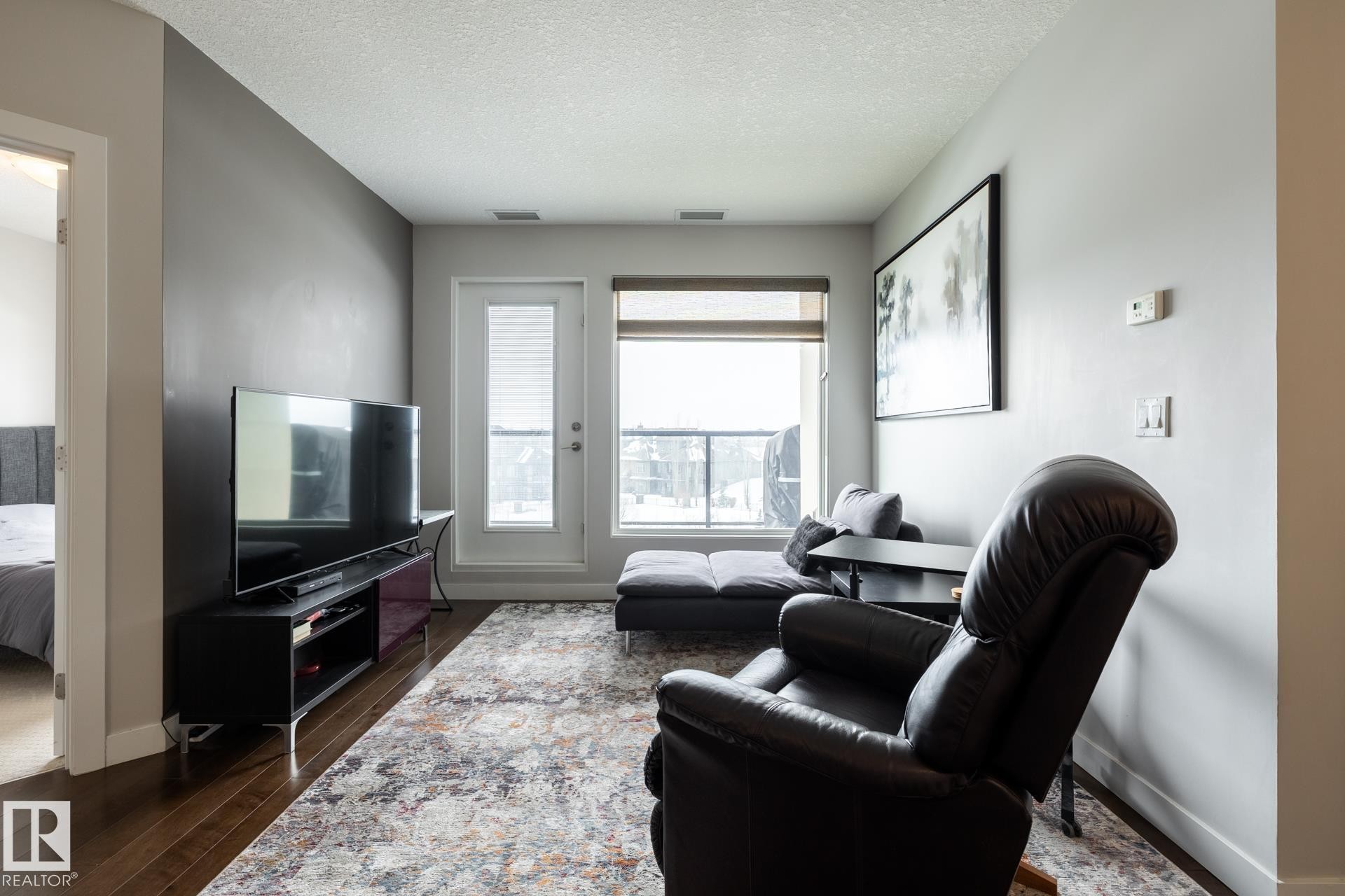 325 5151 Windermere Boulevard, Edmonton, AB - Indoor Photo Showing Living Room