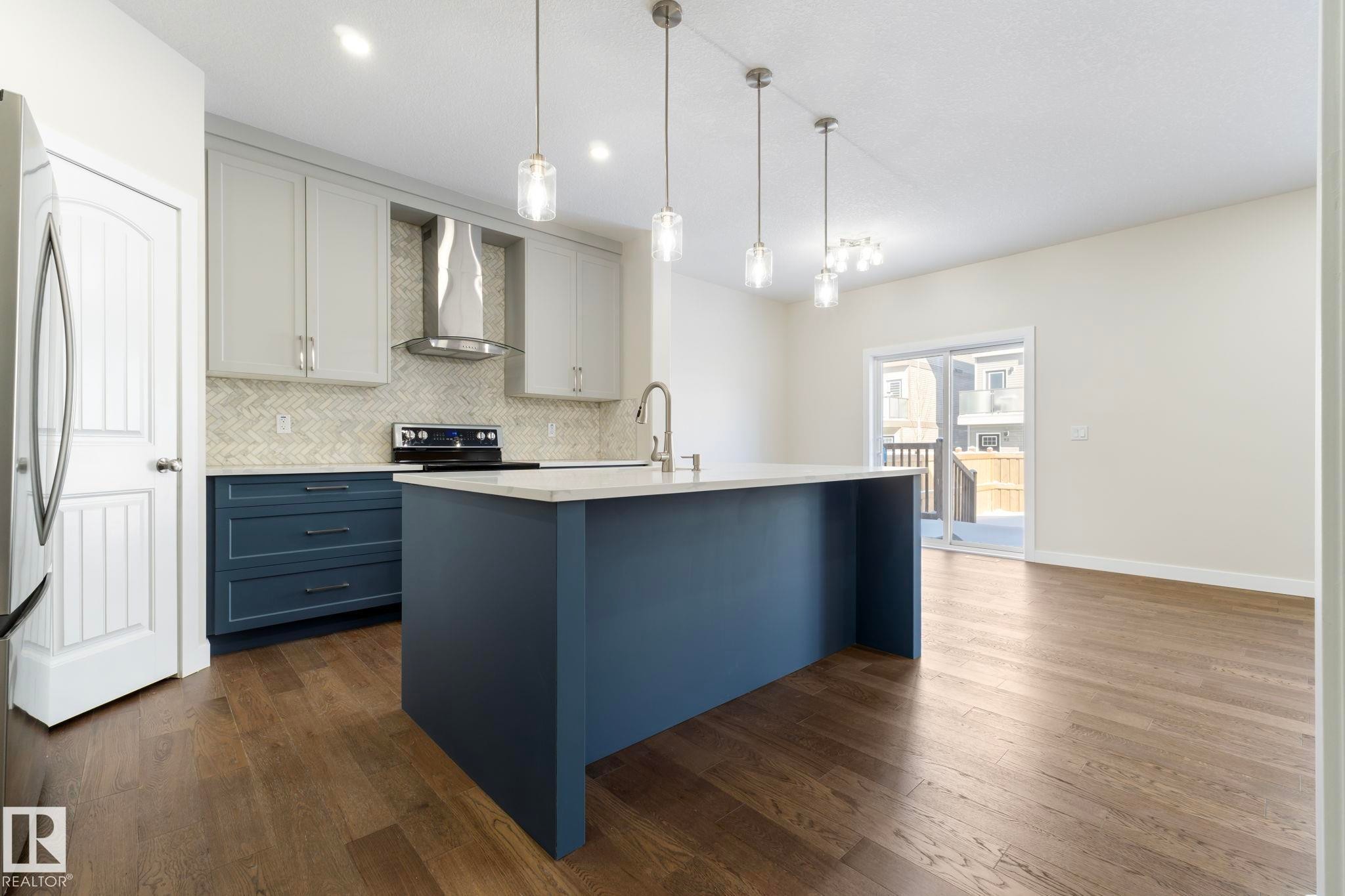 5736 176 Avenue, Edmonton, AB - Indoor Photo Showing Kitchen With Upgraded Kitchen