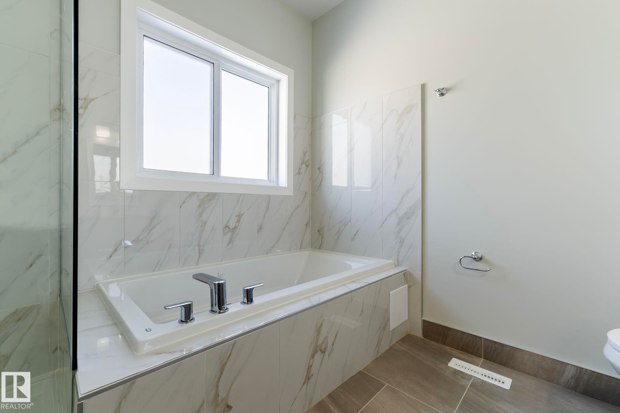 5736 176 Avenue, Edmonton, AB - Indoor Photo Showing Bathroom