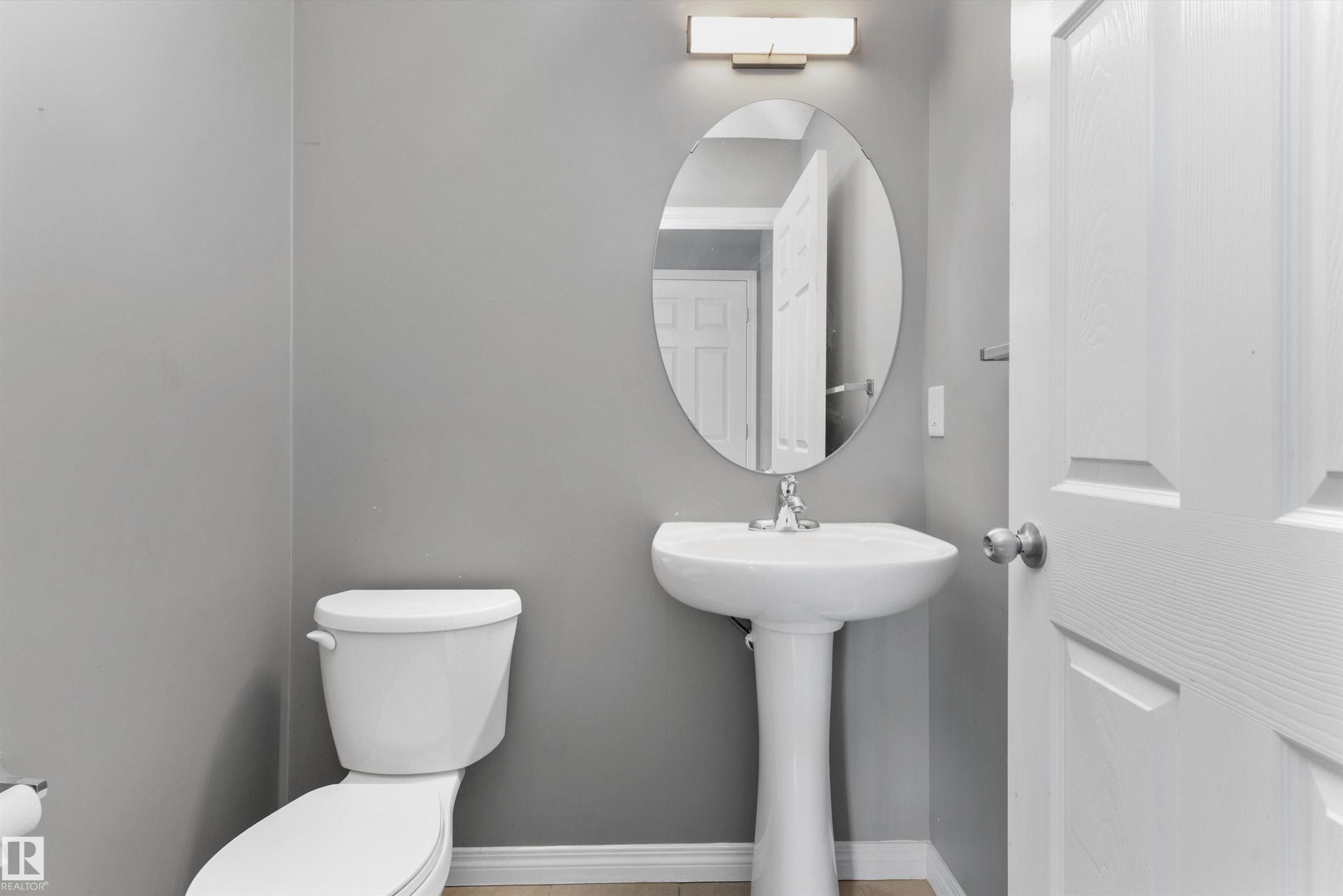 49 9151 Shaw Way, Edmonton, AB - Indoor Photo Showing Bathroom