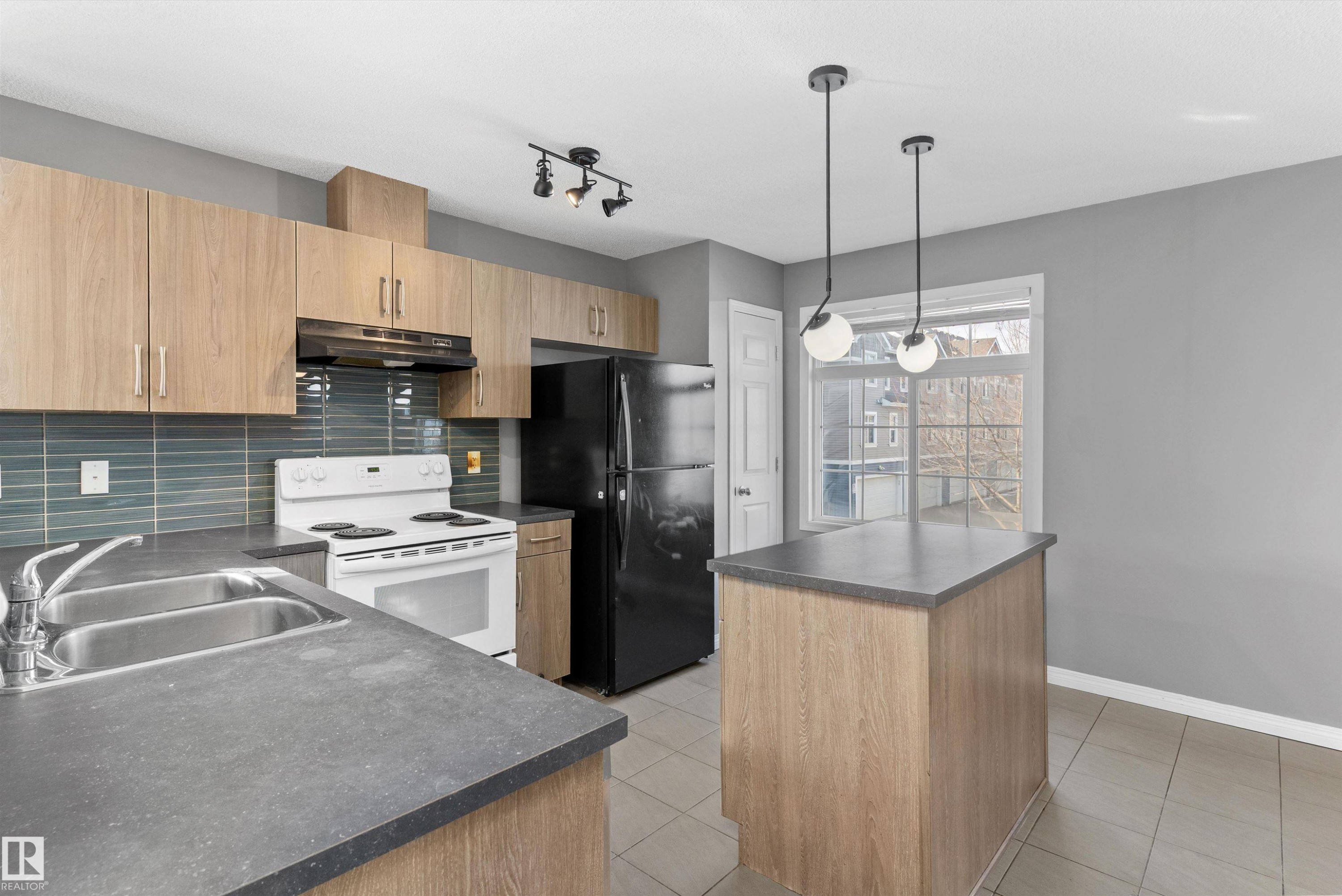 49 9151 Shaw Way, Edmonton, AB - Indoor Photo Showing Kitchen With Double Sink