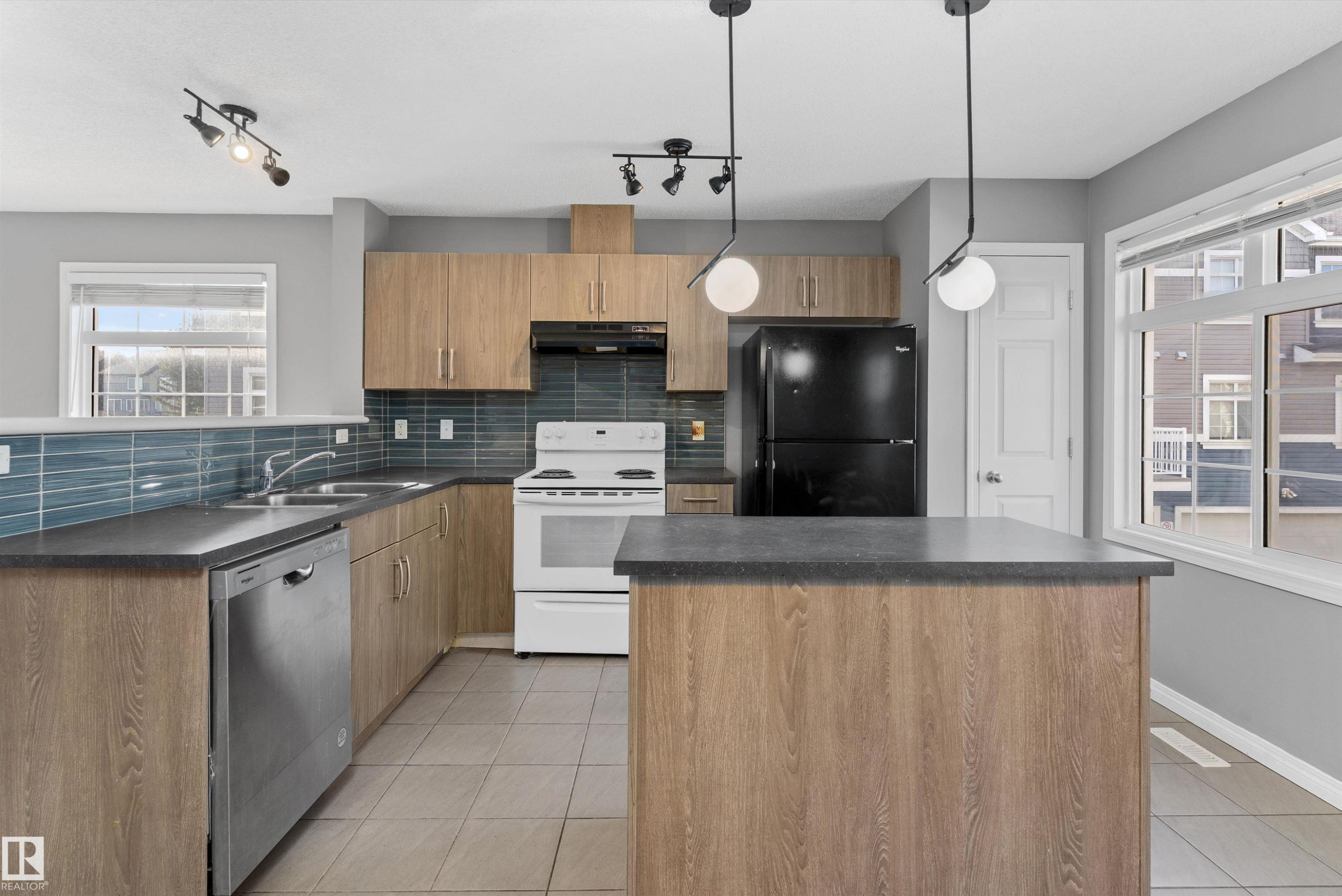49 9151 Shaw Way, Edmonton, AB - Indoor Photo Showing Kitchen With Double Sink