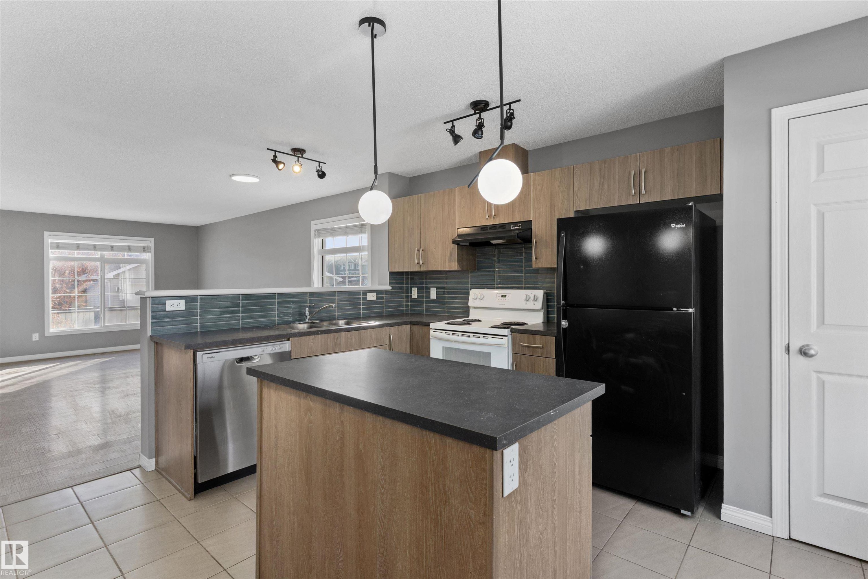 49 9151 Shaw Way, Edmonton, AB - Indoor Photo Showing Kitchen