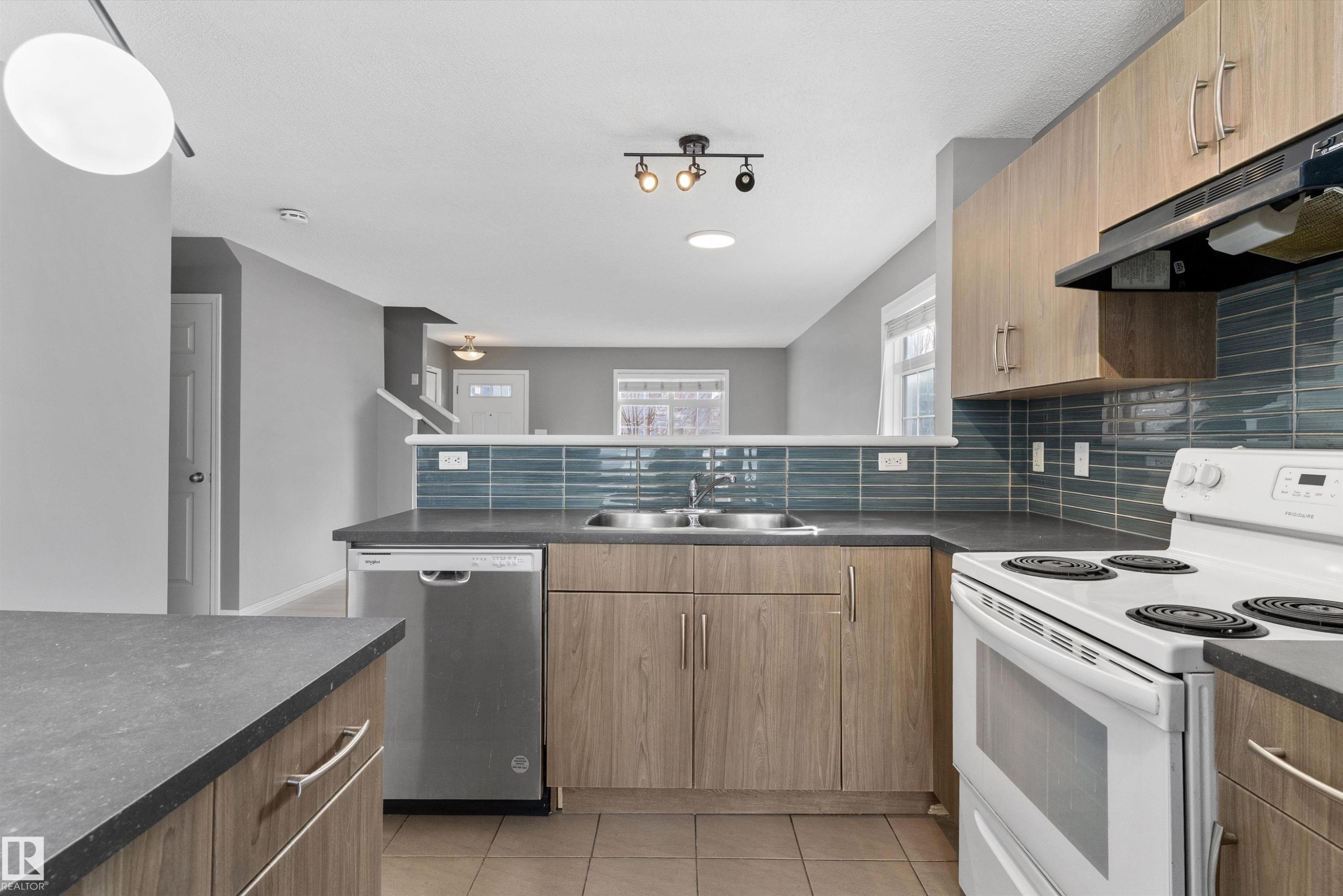 49 9151 Shaw Way, Edmonton, AB - Indoor Photo Showing Kitchen With Double Sink