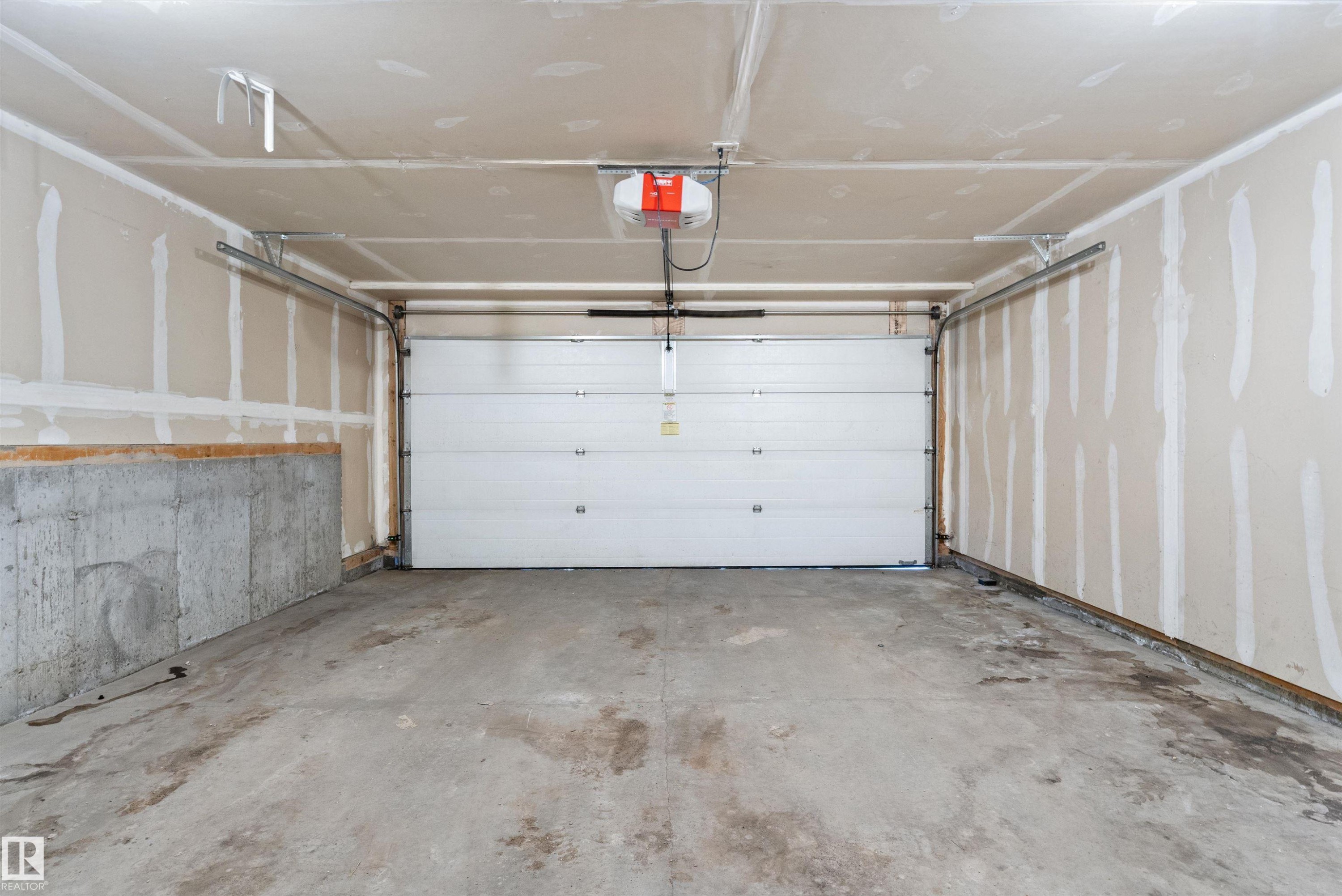 49 9151 Shaw Way, Edmonton, AB - Indoor Photo Showing Garage
