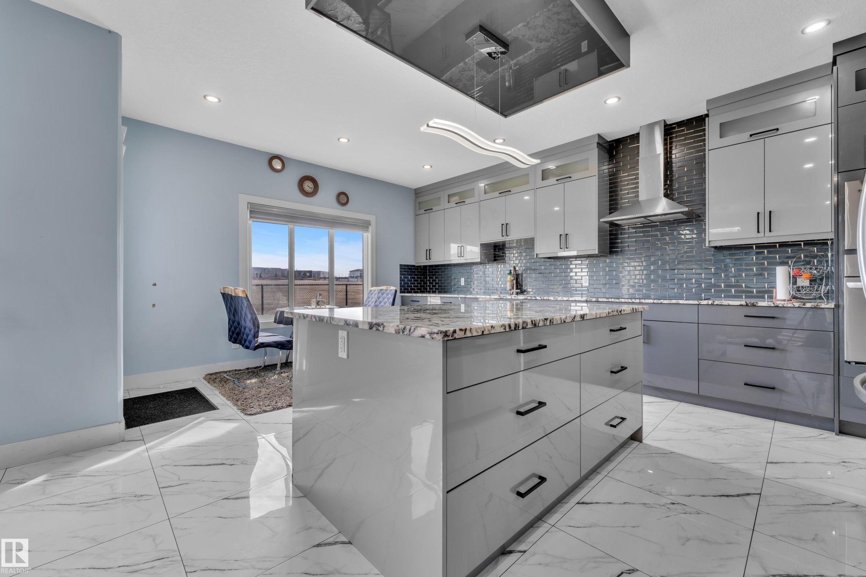 2011 18 Avenue, Edmonton, AB - Indoor Photo Showing Kitchen With Upgraded Kitchen