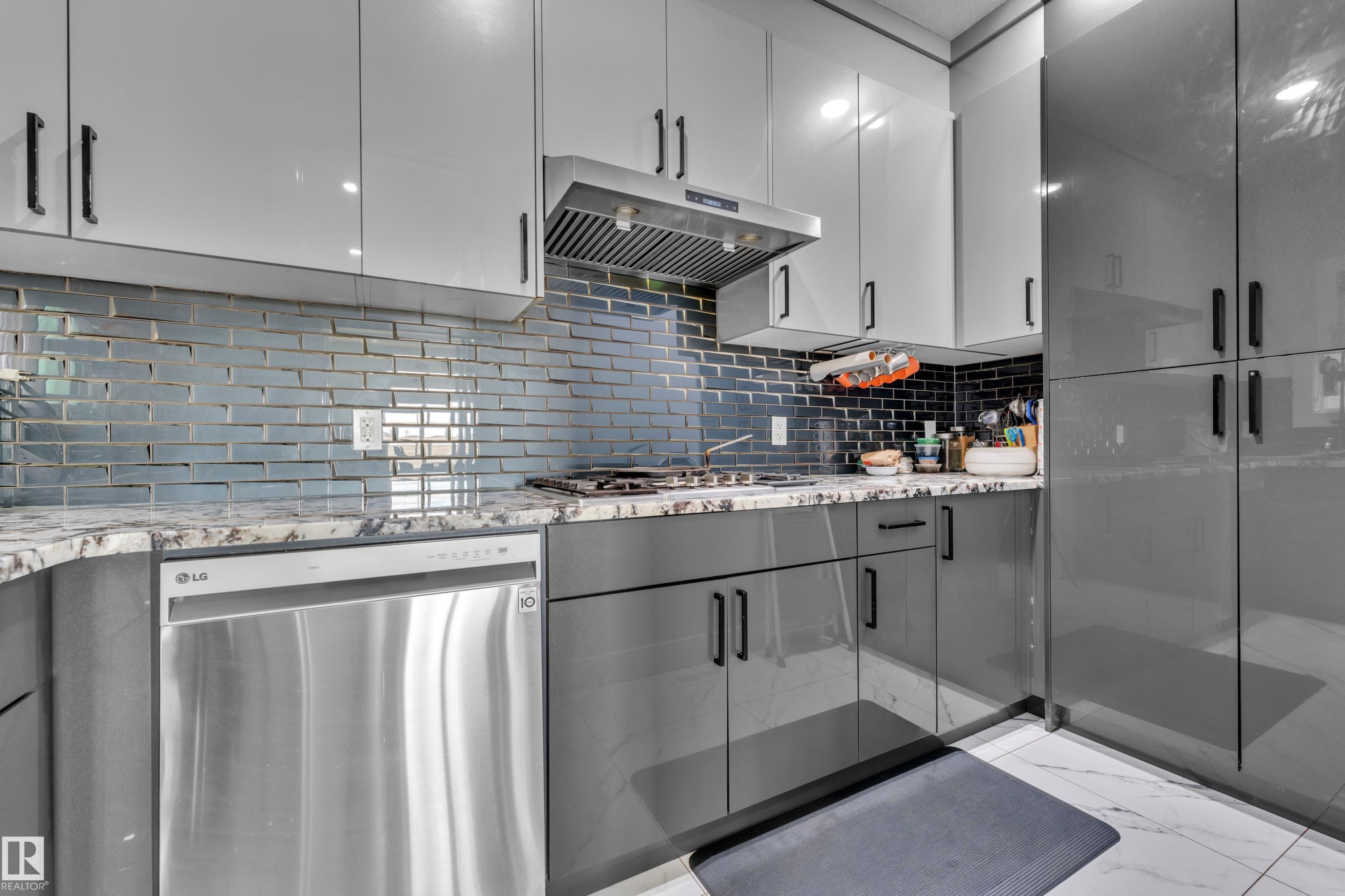 2011 18 Avenue, Edmonton, AB - Indoor Photo Showing Kitchen With Upgraded Kitchen