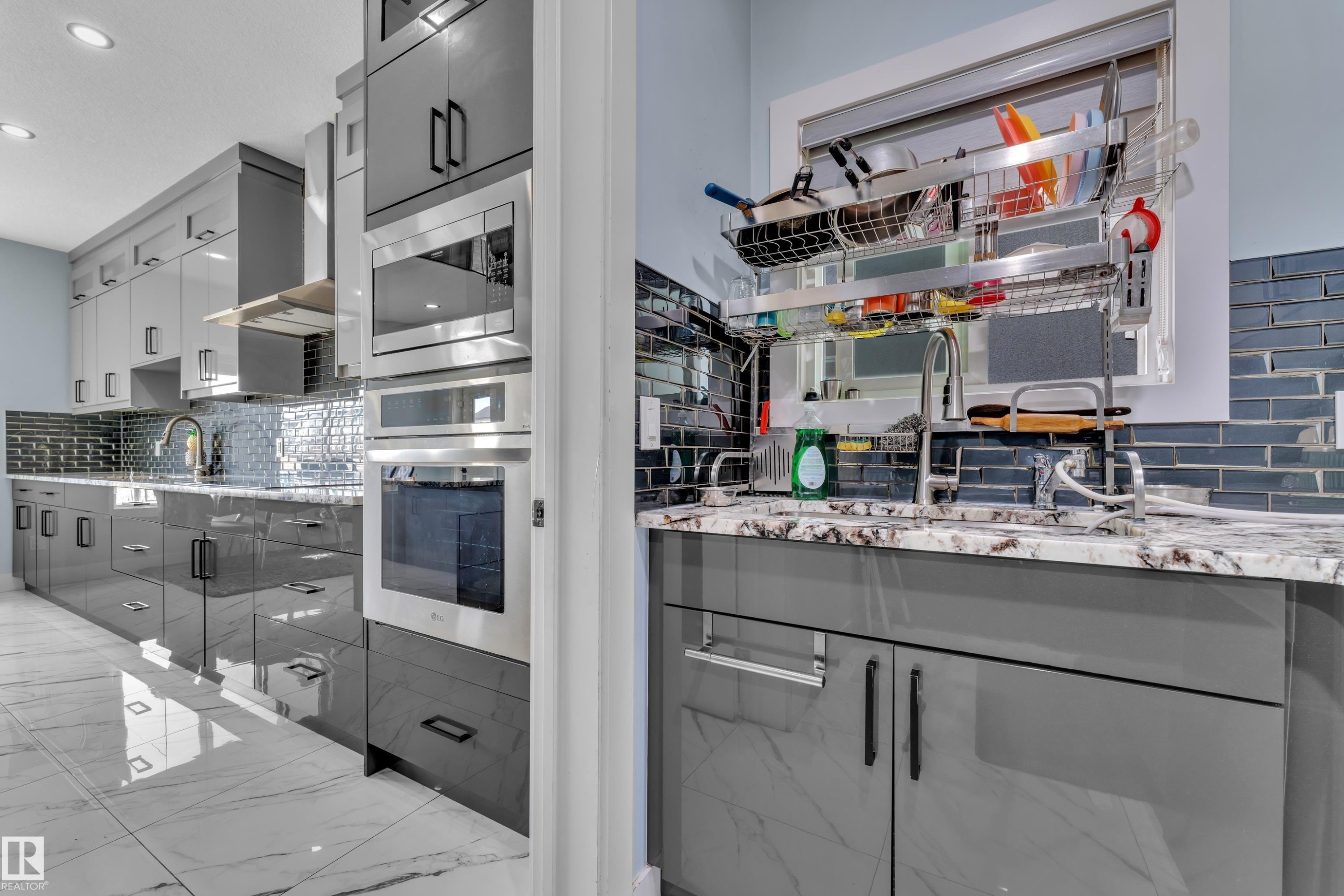 2011 18 Avenue, Edmonton, AB - Indoor Photo Showing Kitchen